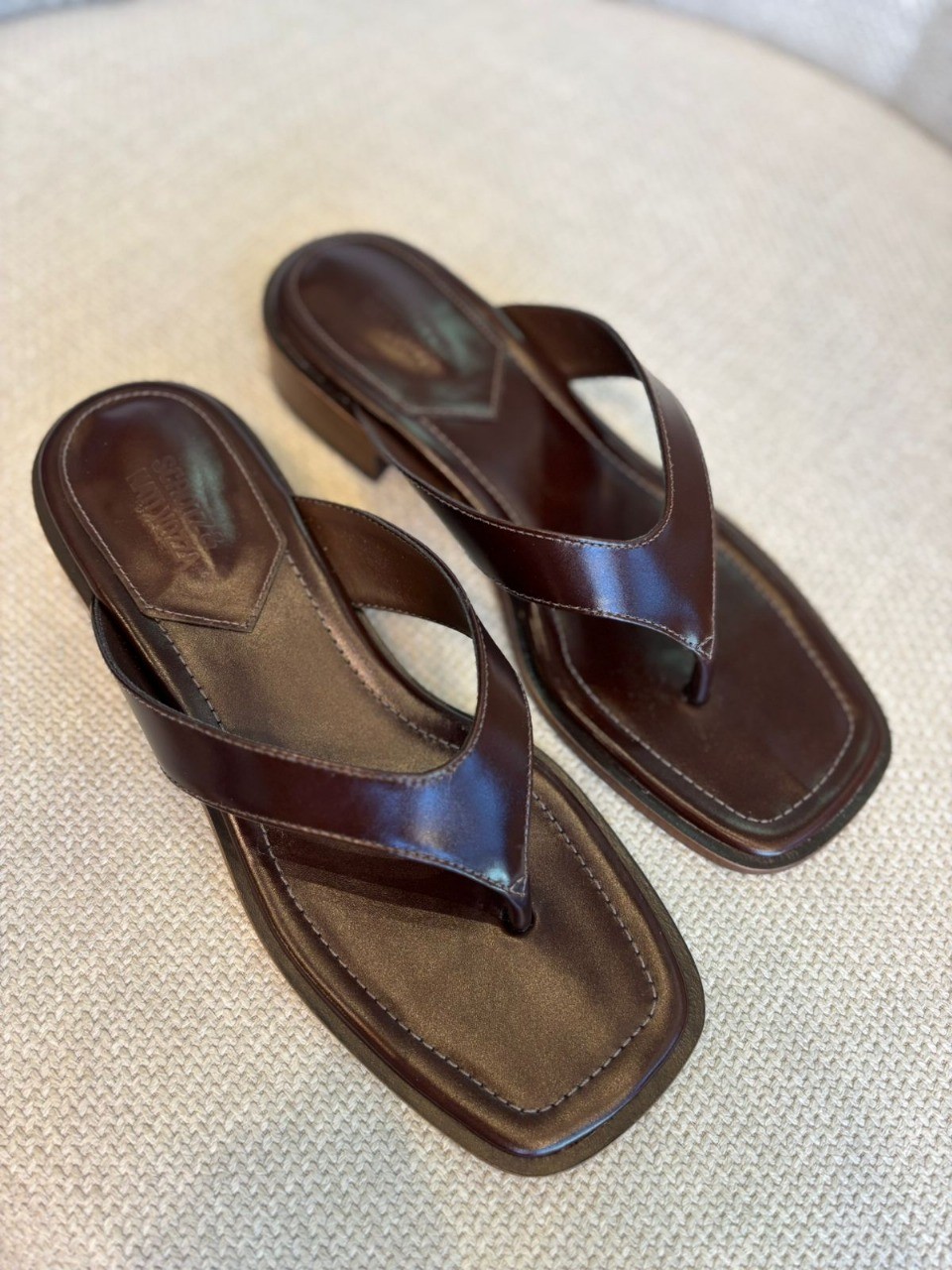 SANDALIA SALTO BAIXO COURO MARROM SCHUTZ SANDALIA SALTO BAIXO COURO MARROM SCHUTZ