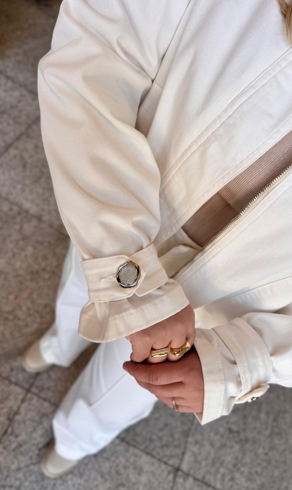 JAQUETA SOLTA ABOTOAMENTO NAS MANGAS OFF WHITE MORENA ROSA