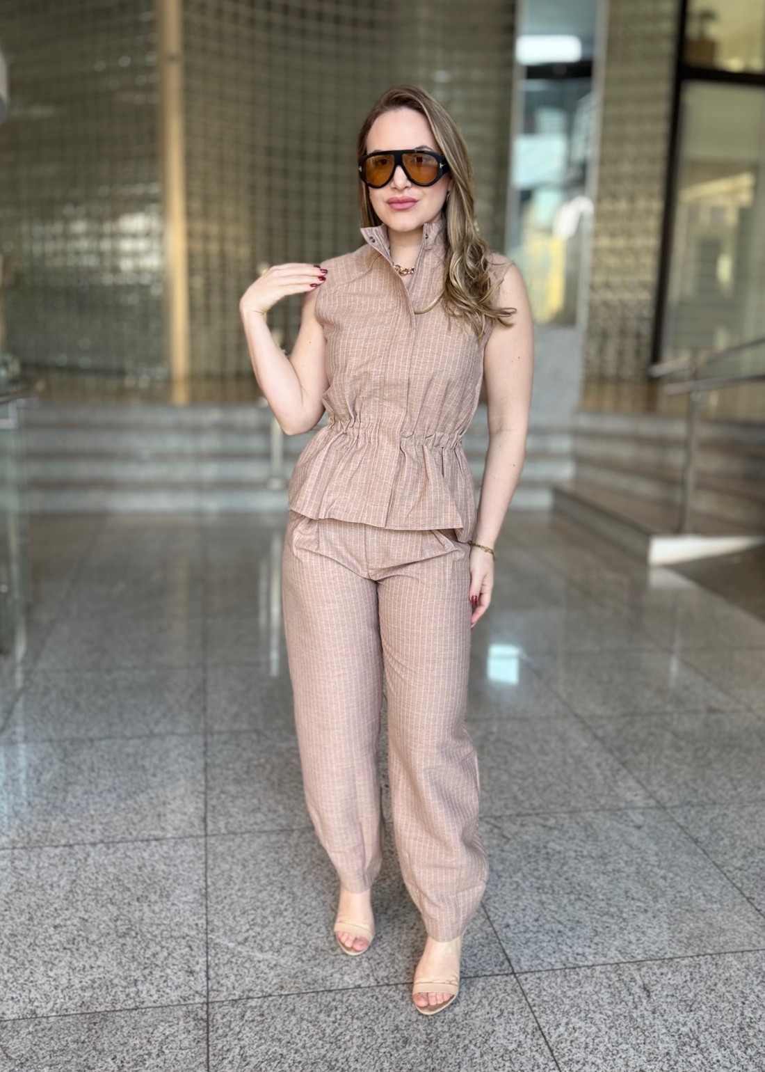 CONJUNTO COM TRÊS PEÇAS BEGE CONJUNTO COM TRÊS PEÇAS BEGE