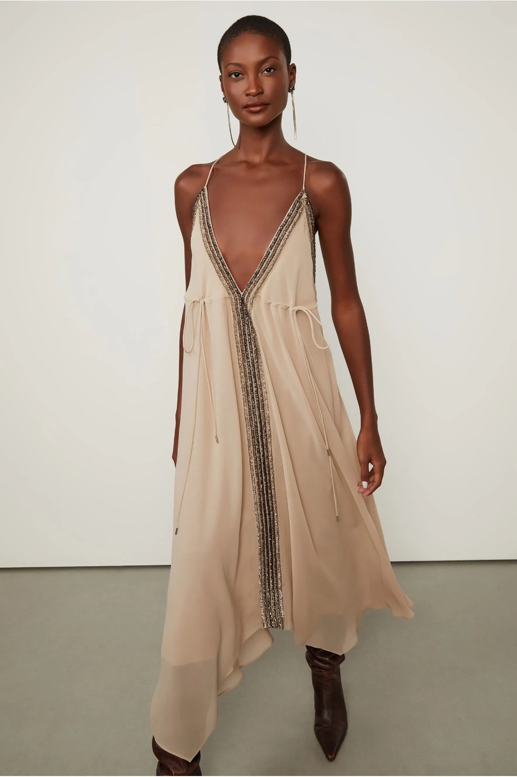 VESTIDO ASSIMETRICO COM BORDADOS ANIMALE VESTIDO ASSIMETRICO COM BORDADOS ANIMALE