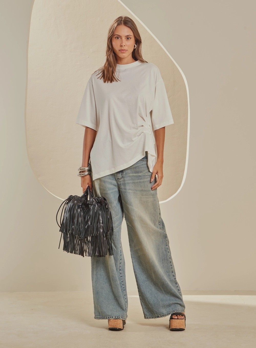 CAMISETA OVERSIZED COM DRAPEADO OFF WHITE FORUM CAMISETA OVERSIZED COM DRAPEADO OFF WHITE FORUM