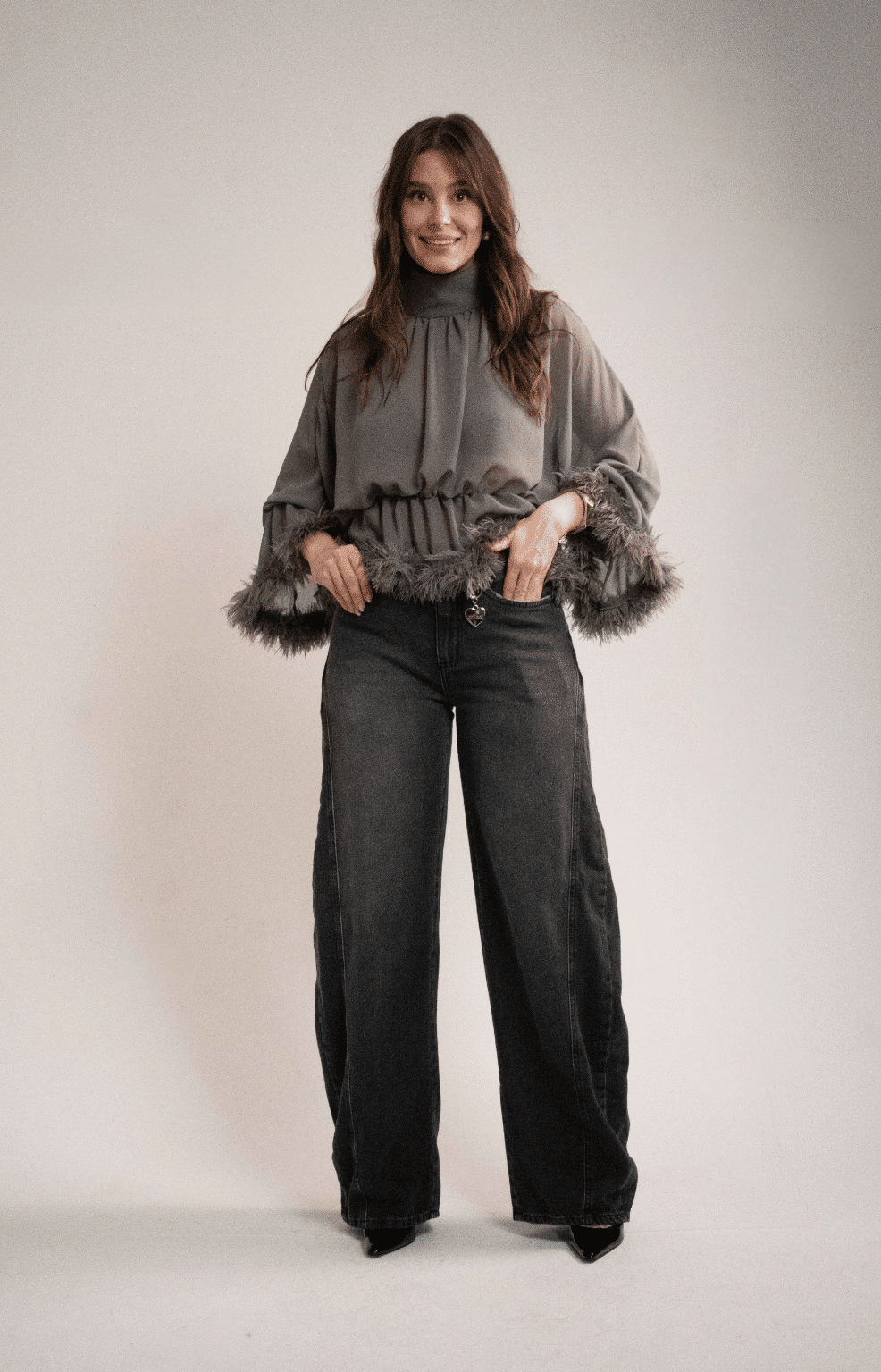 BLUSA FLUIDA ACINTURADA COM PLUMAS CINZA COLCCI BLUSA FLUIDA ACINTURADA COM PLUMAS CINZA COLCCI