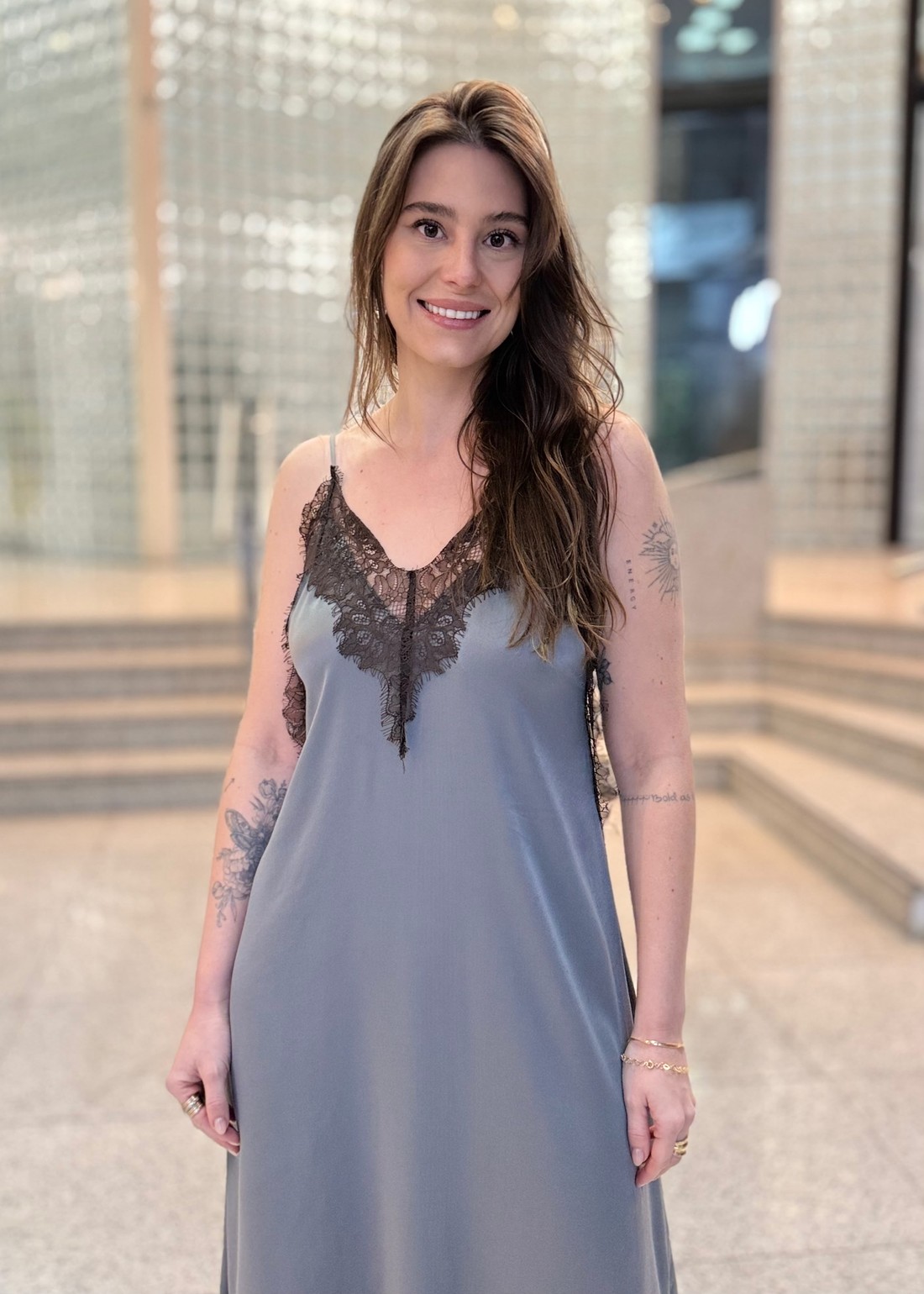 VESTIDO CETIM SOLTO DECOTE V COM ALÇA MIDI MORENA ROSA