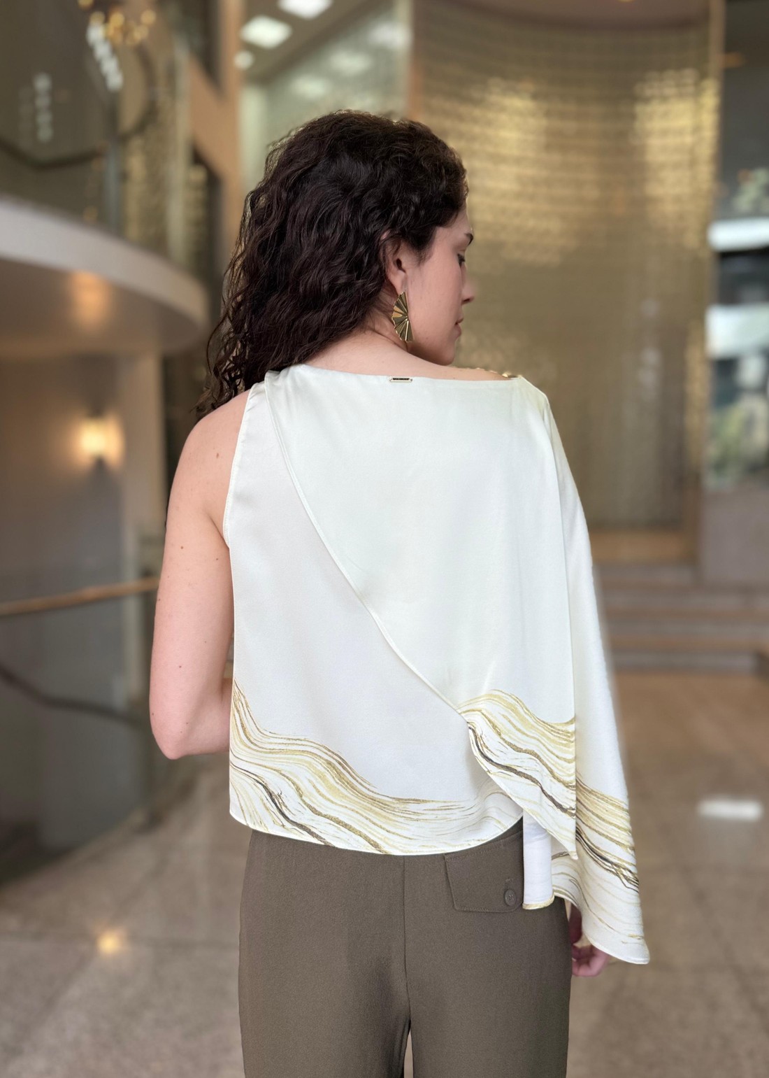 BLUSA SOLTA DECOTE CANOA MANGA LONGA PADRAO BRANCO MORENA ROSA BLUSA SOLTA DECOTE CANOA MANGA LONGA PADRAO BRANCO MORENA ROSA