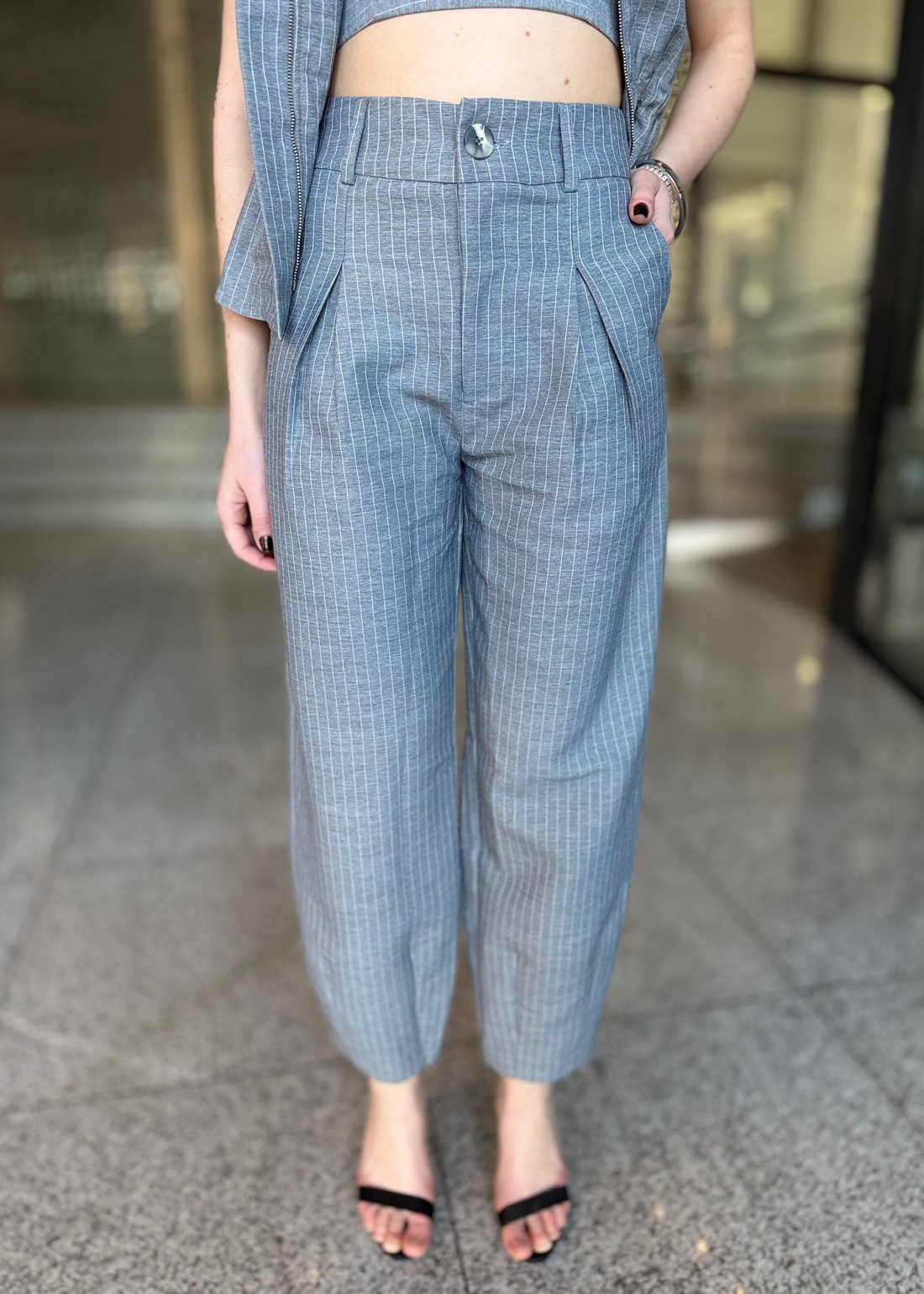 CONJUNTO COM TRÊS PEÇAS CINZA CONJUNTO COM TRÊS PEÇAS CINZA