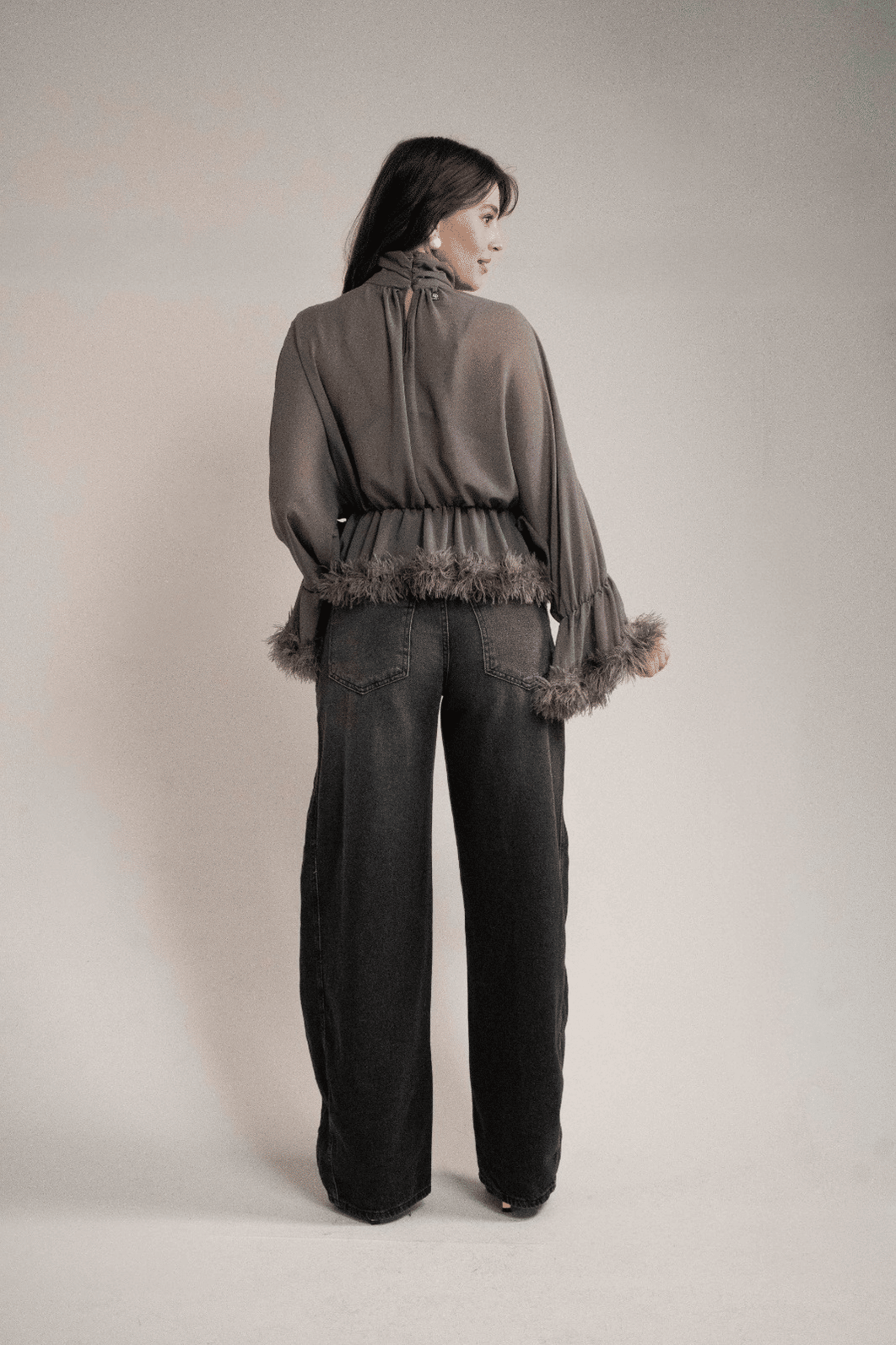 BLUSA FLUIDA ACINTURADA COM PLUMAS CINZA COLCCI BLUSA FLUIDA ACINTURADA COM PLUMAS CINZA COLCCI