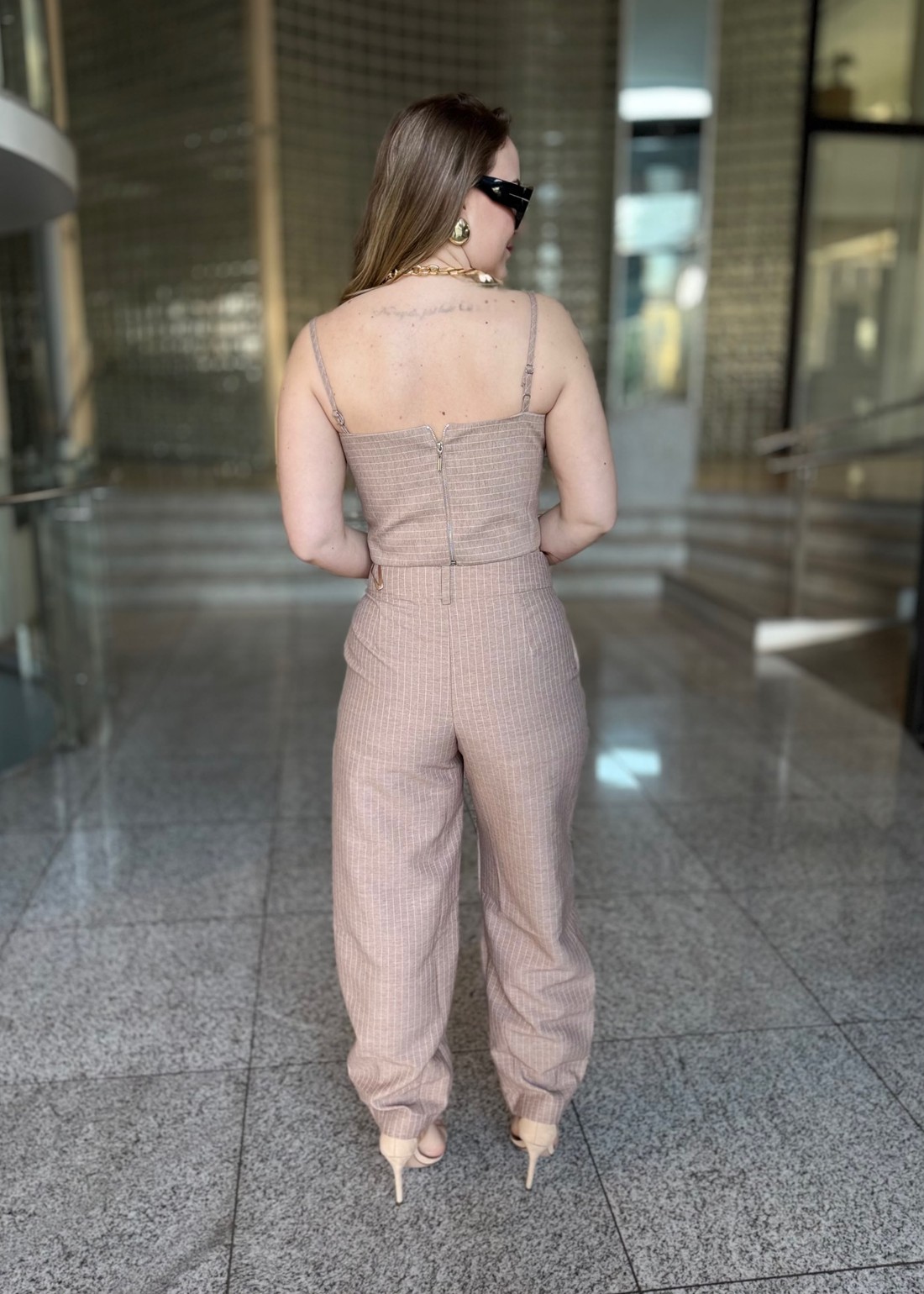 CONJUNTO COM TRÊS PEÇAS BEGE CONJUNTO COM TRÊS PEÇAS BEGE