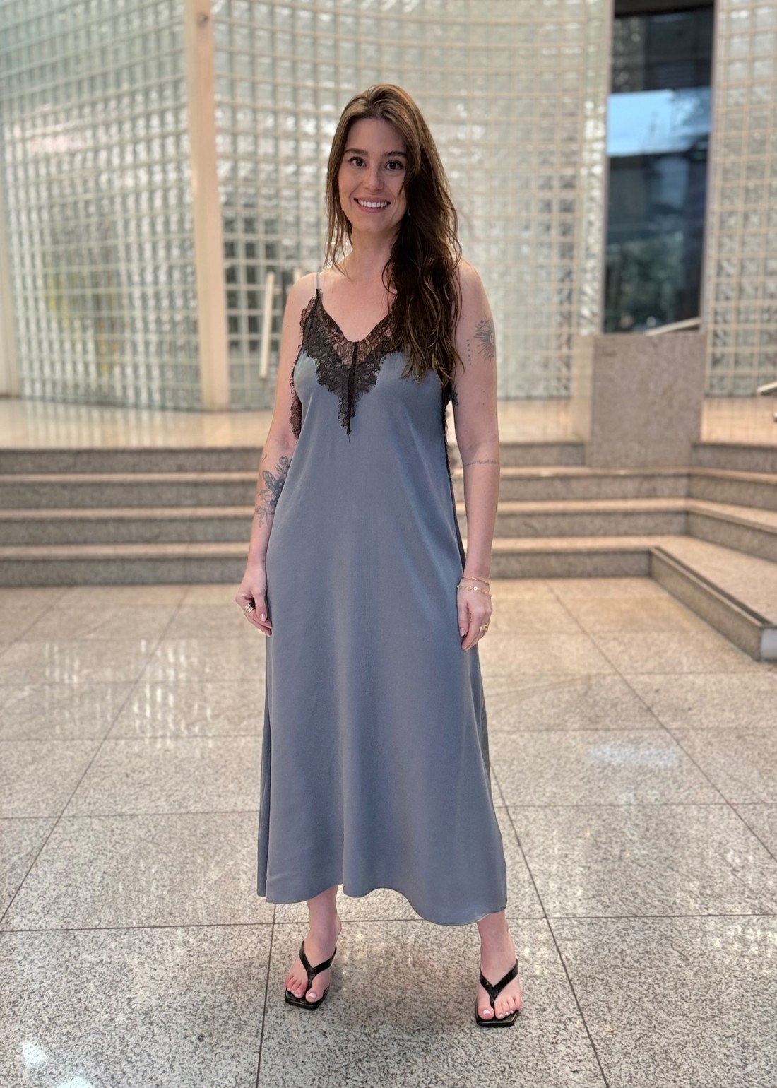 VESTIDO CETIM SOLTO DECOTE V COM ALÇA MIDI MORENA ROSA