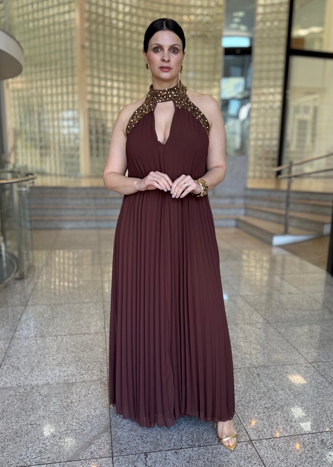 VESTIDO SOLTO GOLA ALTA LONGO MARROM MORENA ROSA VESTIDO SOLTO GOLA ALTA LONGO MARROM MORENA ROSA