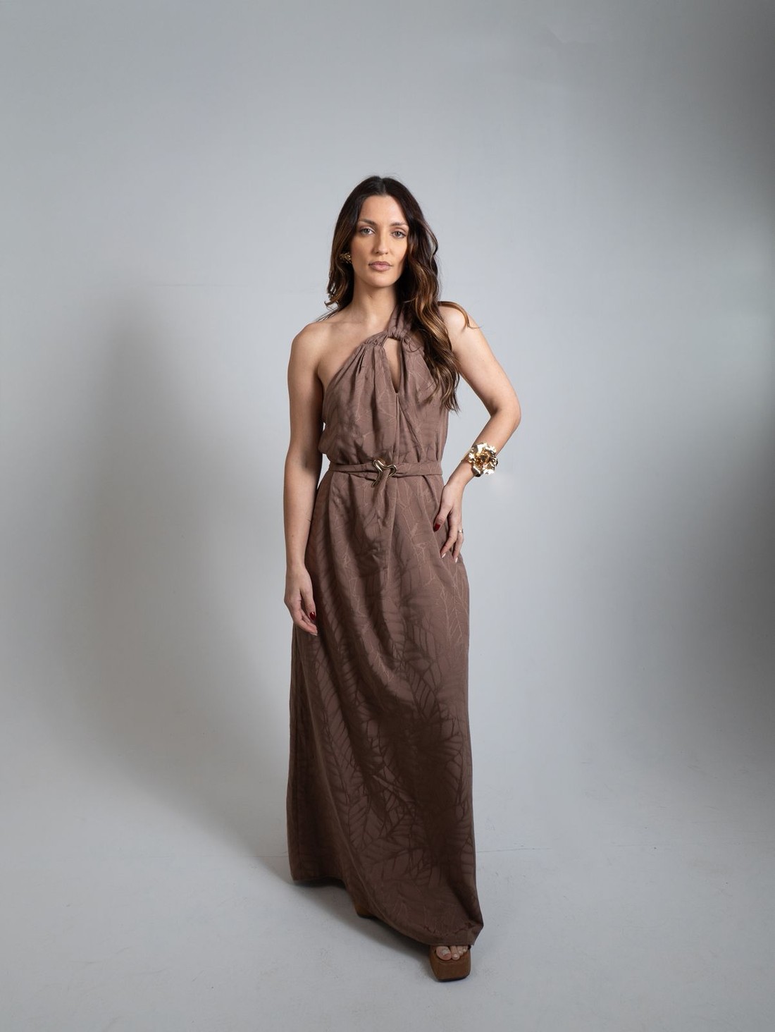 VESTIDO SOLTO UM OMBRO SO COM ALCA MIDI MARROM MORENA ROSA