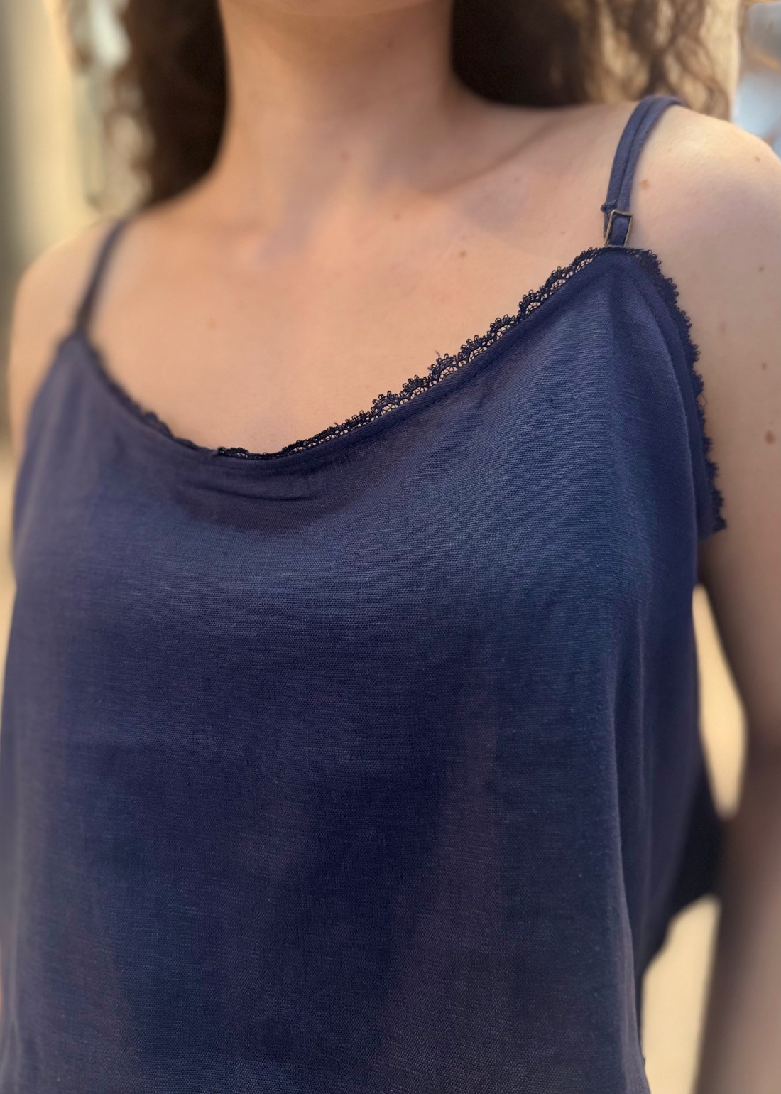BLUSA DE ALÇA COM LINHO AZUL LANÇA PERFUME BLUSA DE ALÇA COM LINHO AZUL LANÇA PERFUME