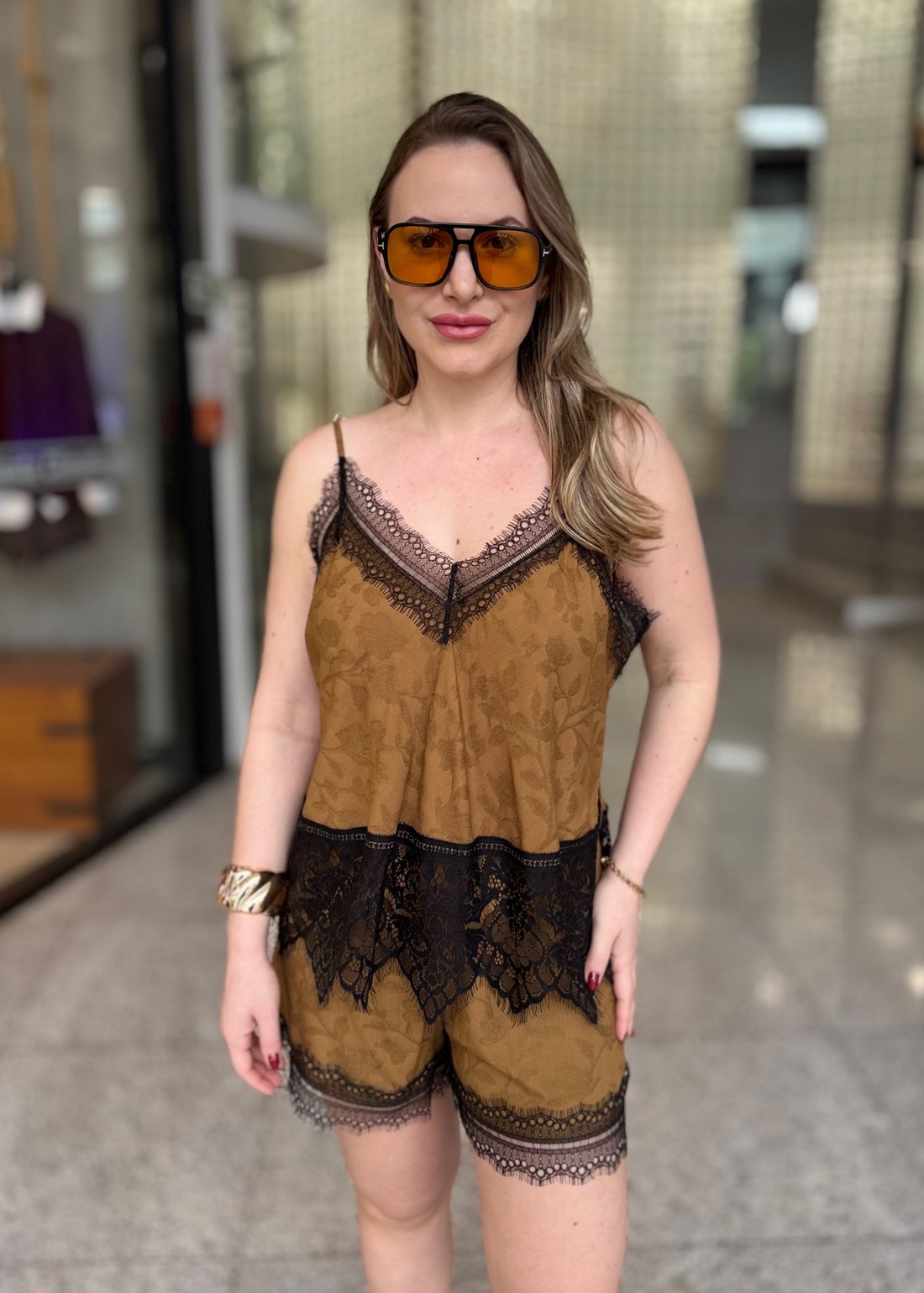 BLUSA JACQUARD DETALHE RENDA MARROM CUMARU COLCCI BLUSA JACQUARD DETALHE RENDA MARROM CUMARU COLCCI