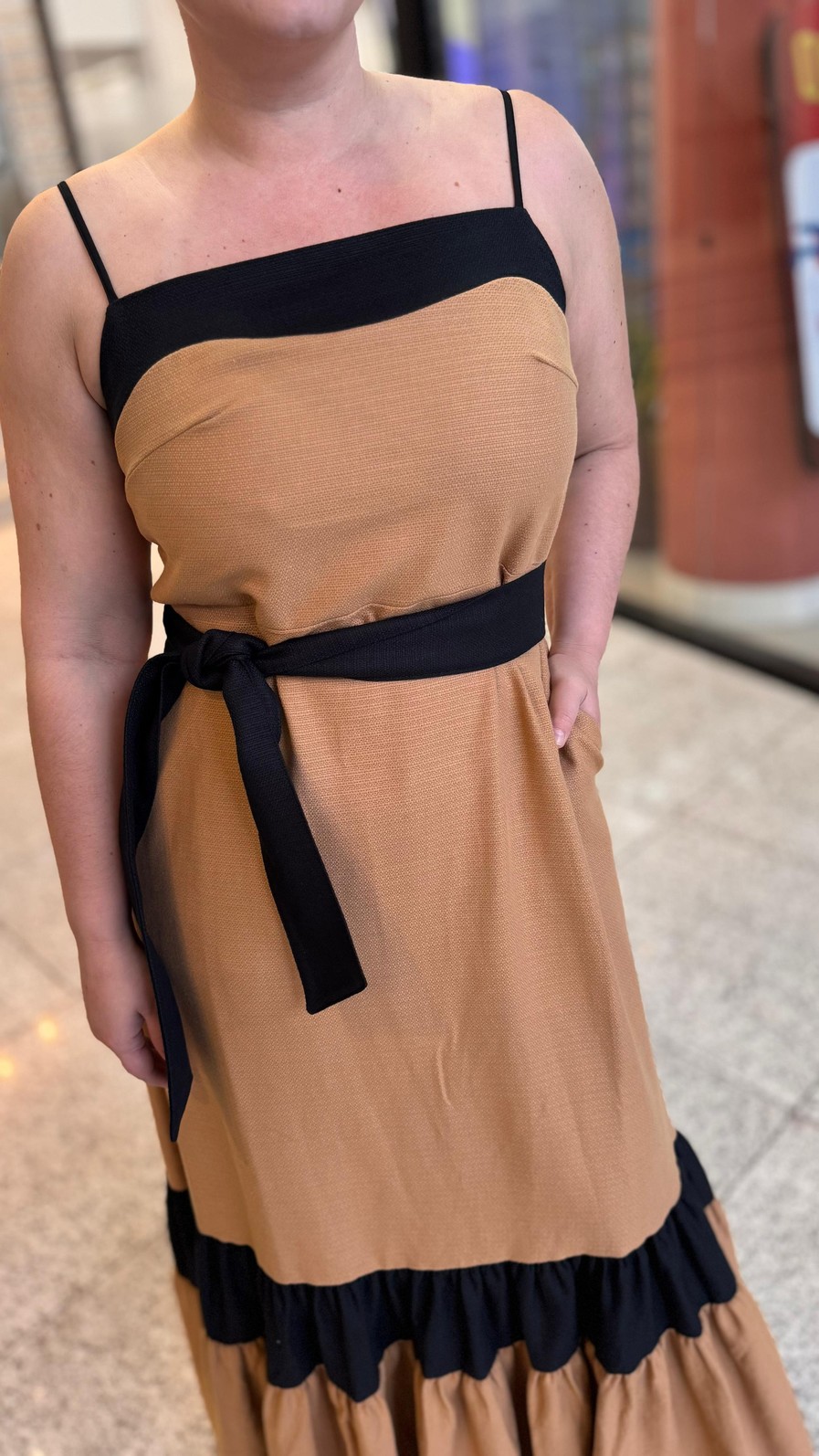 VESTIDO SUPER MIDI BICOLOR DE ALÇAS COM FAIXA LANÇA PERFUME