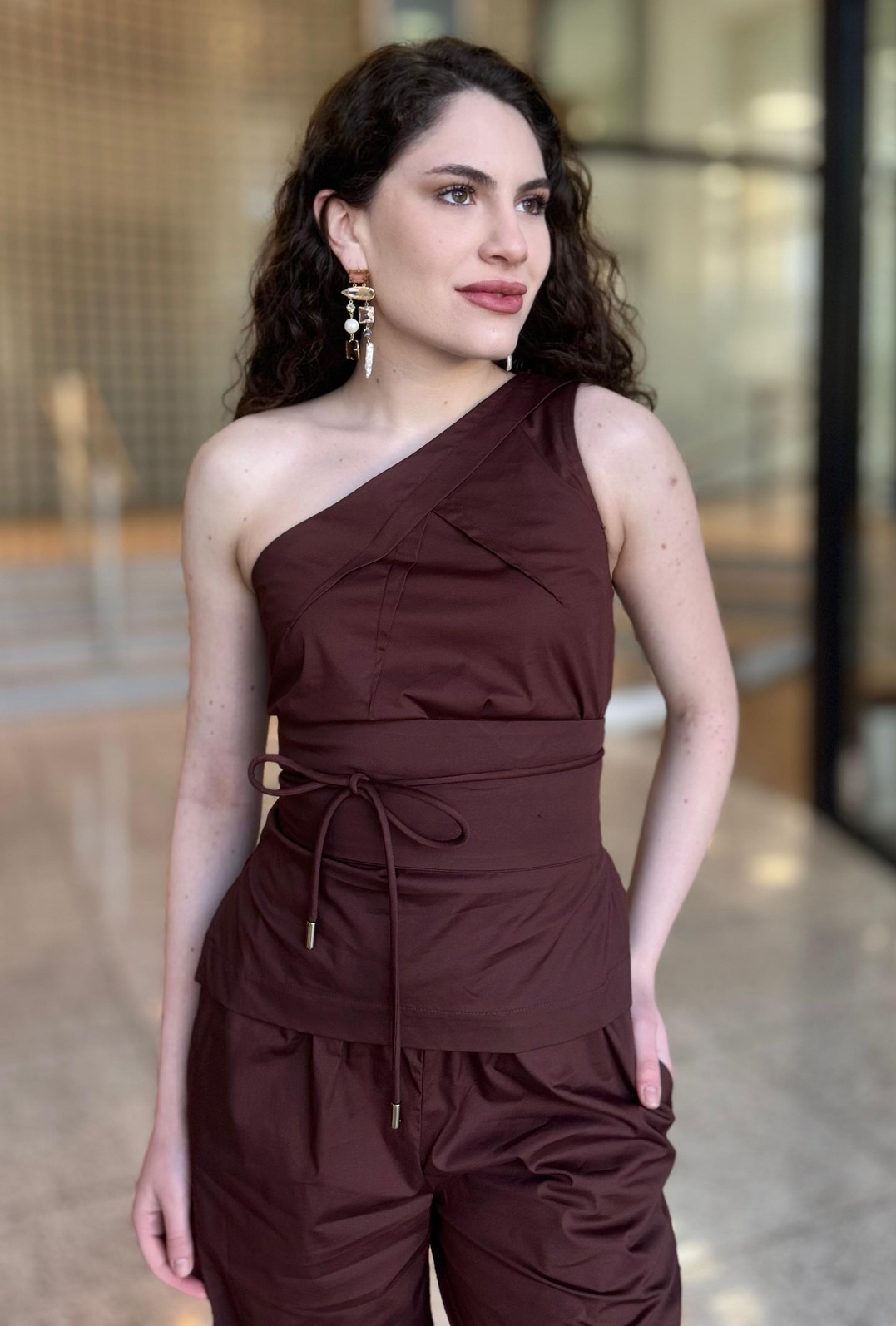 REGATA AJUSTADA UM OMBRO SO PADRAO MARROM MORENA ROSA