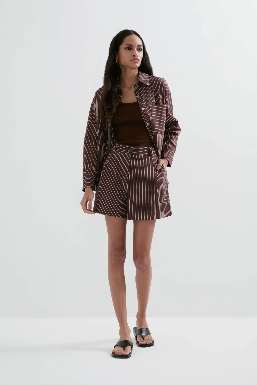 SHORTS MARGO LISTRAS MARROM