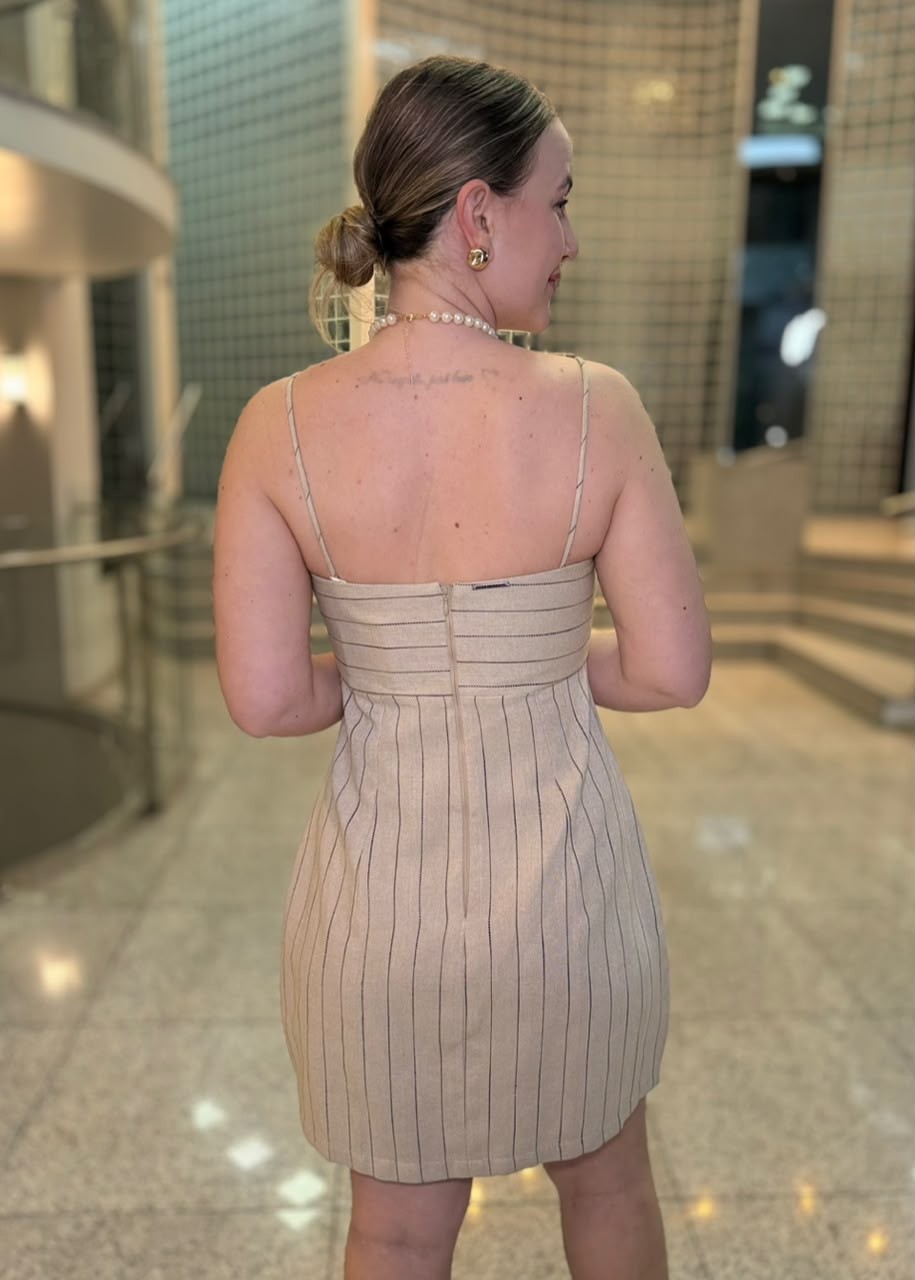 VESTIDO AJUSTADO DECOTE RETO COM ALCA CURTO KHAKI MORENA ROSA VESTIDO AJUSTADO DECOTE RETO COM ALCA CURTO KHAKI MORENA ROSA