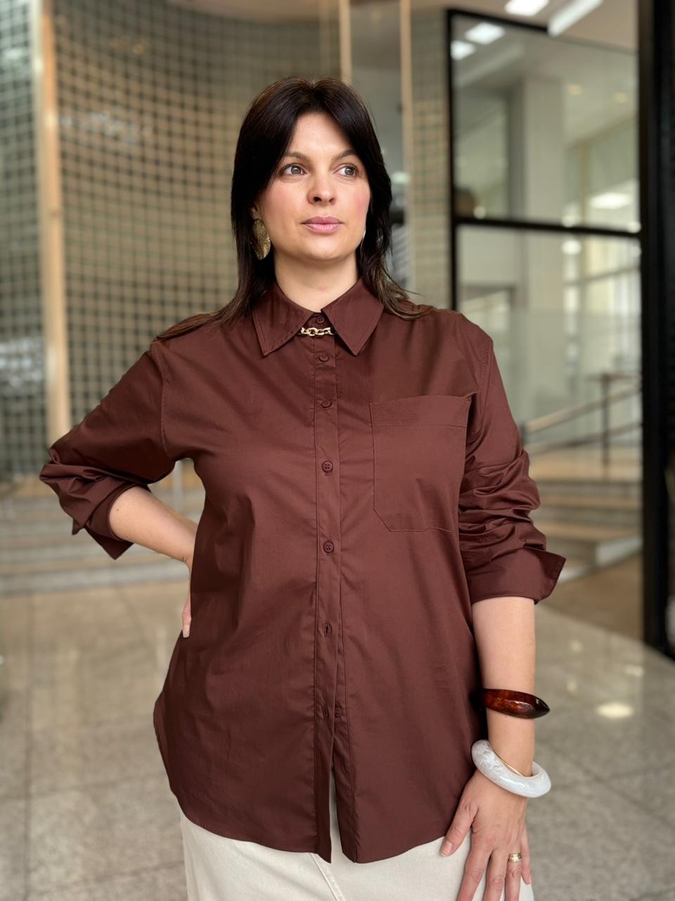 CAMISA AJUSTADA GOLA TRADICIONAL MARROM MORENA ROSA CAMISA AJUSTADA GOLA TRADICIONAL MARROM MORENA ROSA