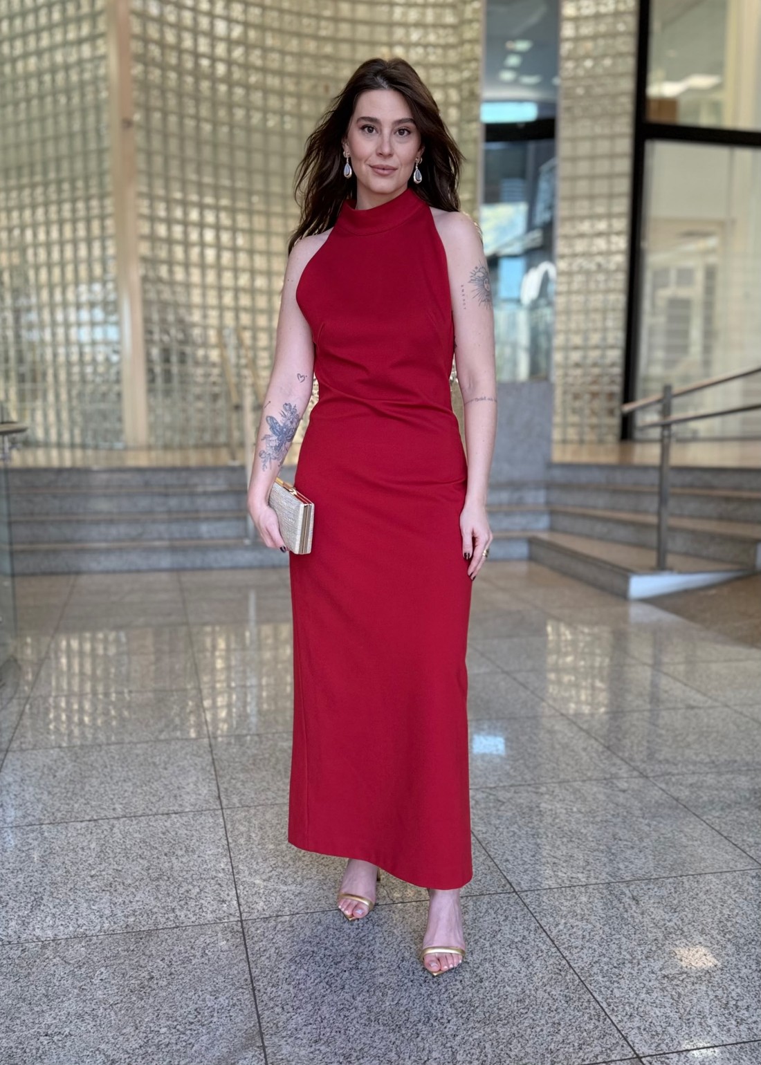 VETIDO LONGO SOLTO GOLA ALTA VERMELHO MORWNA ROSA VETIDO LONGO SOLTO GOLA ALTA VERMELHO MORWNA ROSA