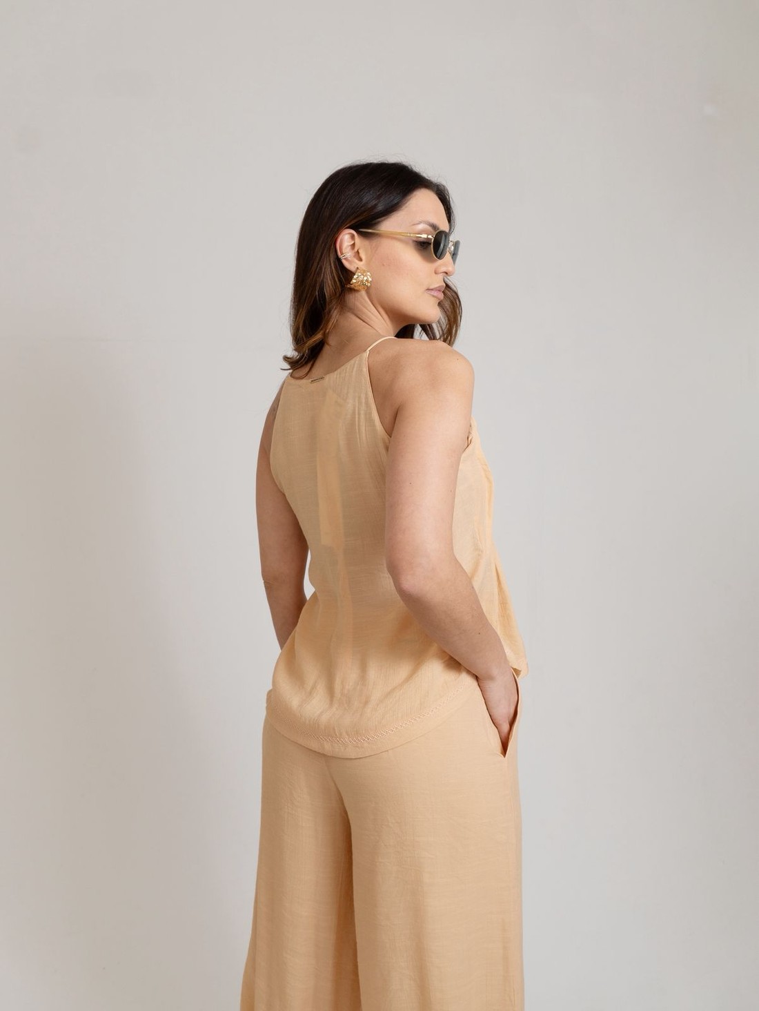 REGATA AJUSTADA DECOTE V PADRAO AMARELO MORENA ROSA