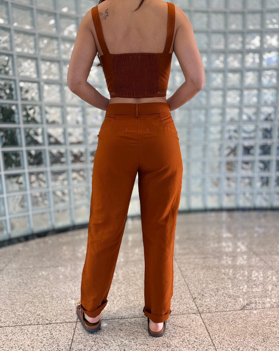 CALCA LINHO MARROM ZEUS FORUM CALCA LINHO MARROM ZEUS FORUM