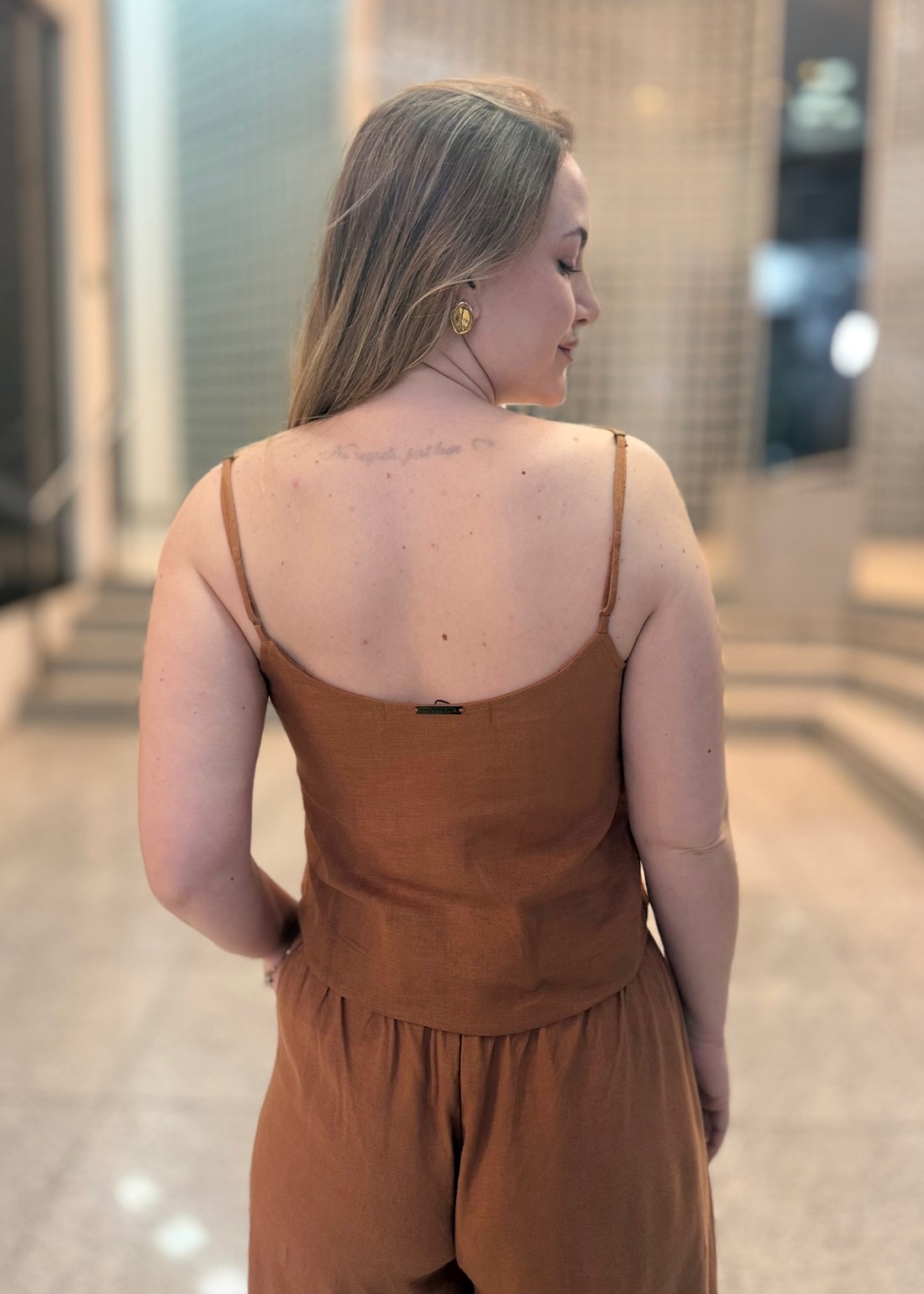 BLUSA DE ALCA COM LINHO TERRACOTA LANÇA PERFUME BLUSA DE ALCA COM LINHO TERRACOTA LANÇA PERFUME