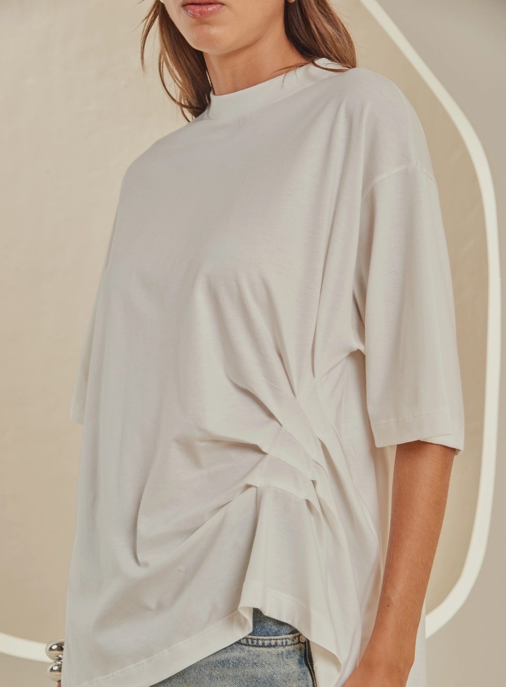 CAMISETA OVERSIZED COM DRAPEADO OFF WHITE FORUM CAMISETA OVERSIZED COM DRAPEADO OFF WHITE FORUM