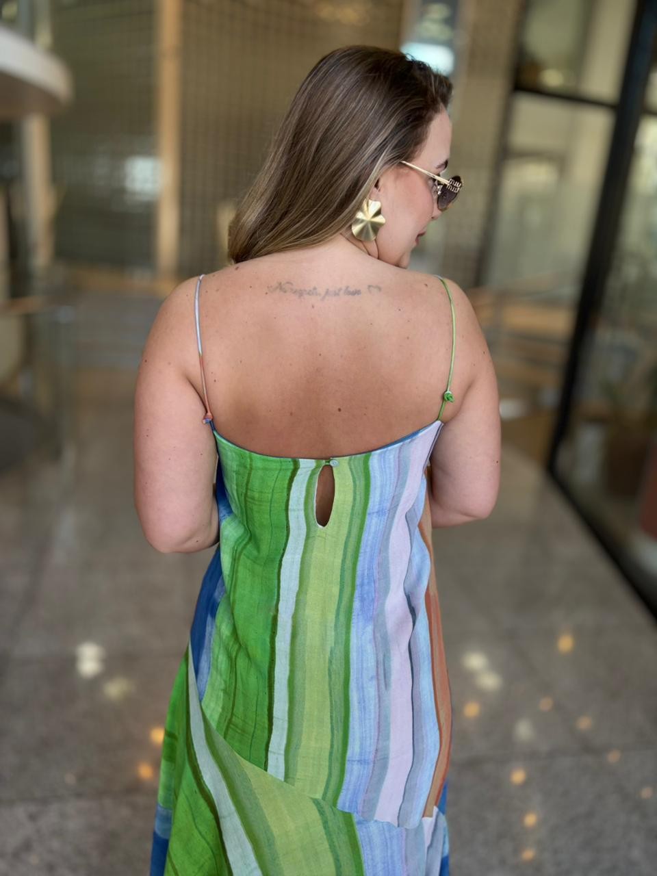 VESTIDO DE GEORGETTE PESADO MIDI ESTAMPADO DECOTE RETO