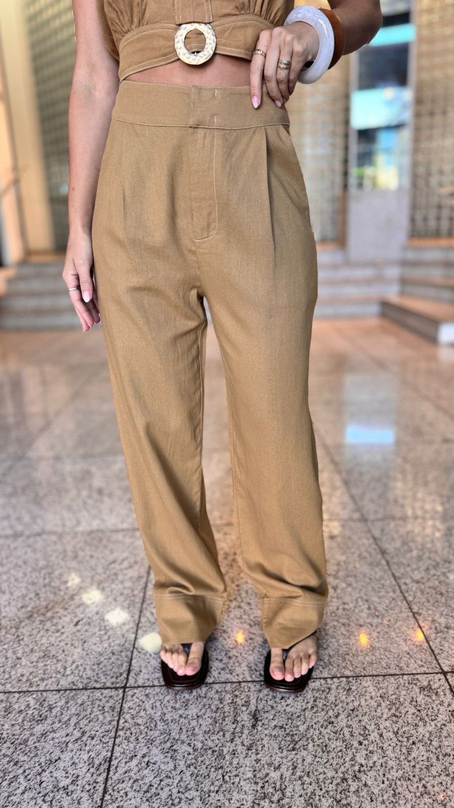 CALCA ALFAIATARIA COS ALTO DETALHE BARRA MORENA ROSA CALCA ALFAIATARIA COS ALTO DETALHE BARRA MORENA ROSA