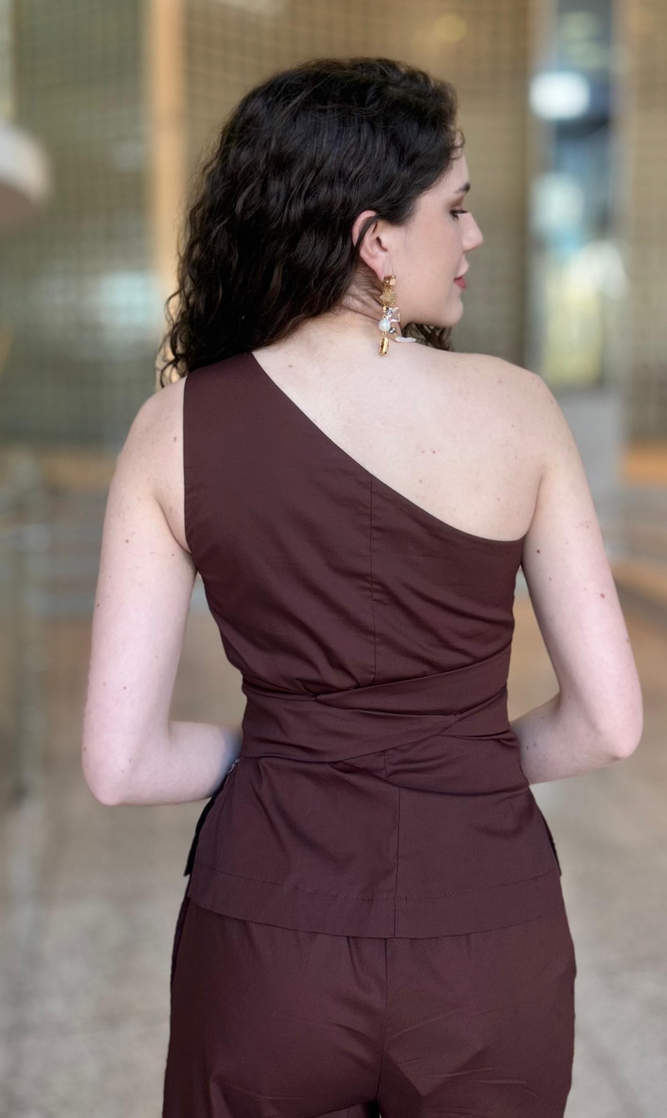 REGATA AJUSTADA UM OMBRO SO PADRAO MARROM MORENA ROSA