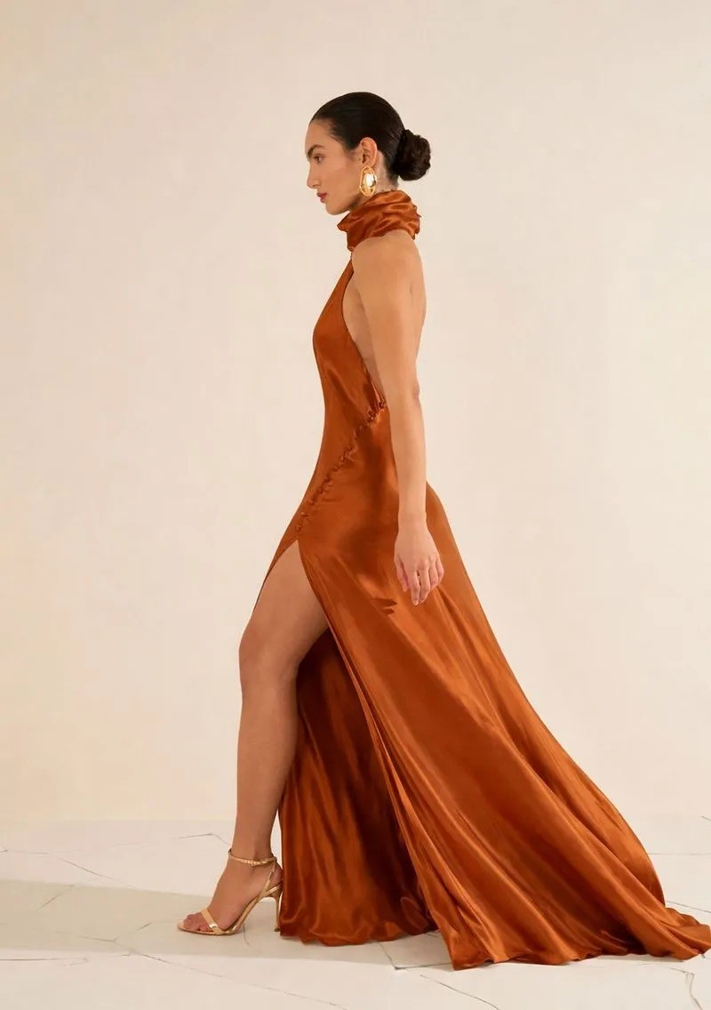 VESTIDO AJUSTADO GOLA ALTA SEM MANGA LONGO MARROM MORENA ROSA