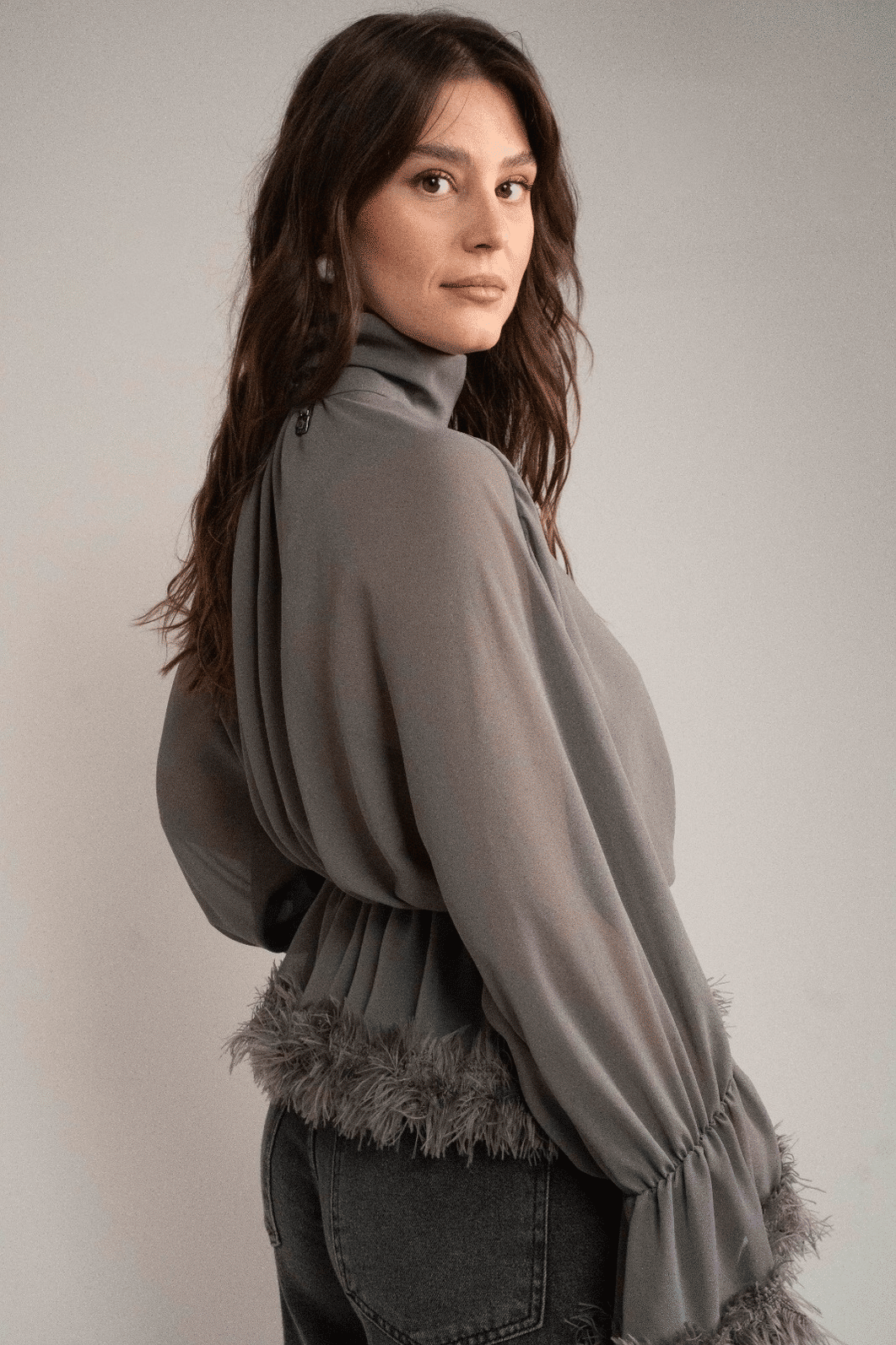 BLUSA FLUIDA ACINTURADA COM PLUMAS CINZA COLCCI BLUSA FLUIDA ACINTURADA COM PLUMAS CINZA COLCCI