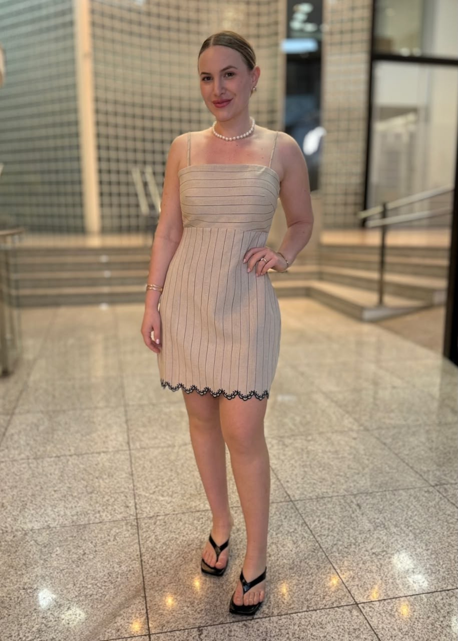 VESTIDO AJUSTADO DECOTE RETO COM ALCA CURTO KHAKI MORENA ROSA VESTIDO AJUSTADO DECOTE RETO COM ALCA CURTO KHAKI MORENA ROSA