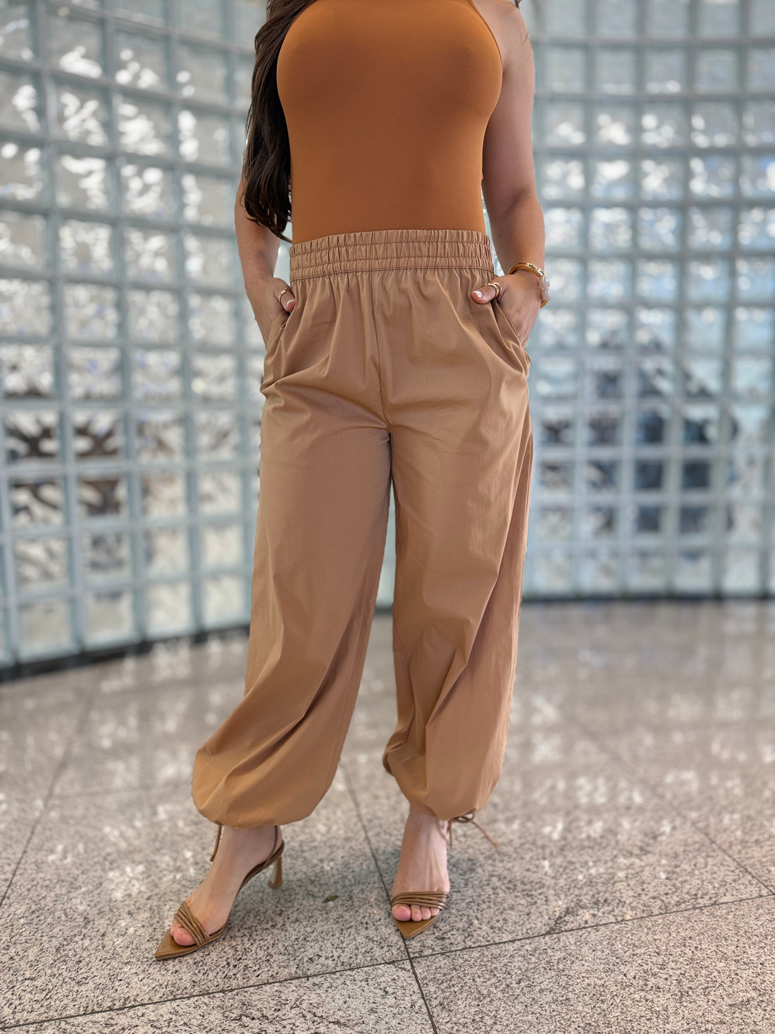 CALCA JOGGING ALTA CAMEL MORENA ROSA CALCA JOGGING ALTA CAMEL MORENA ROSA