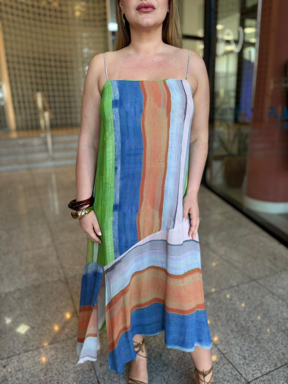 VESTIDO DE GEORGETTE PESADO MIDI ESTAMPADO DECOTE RETO