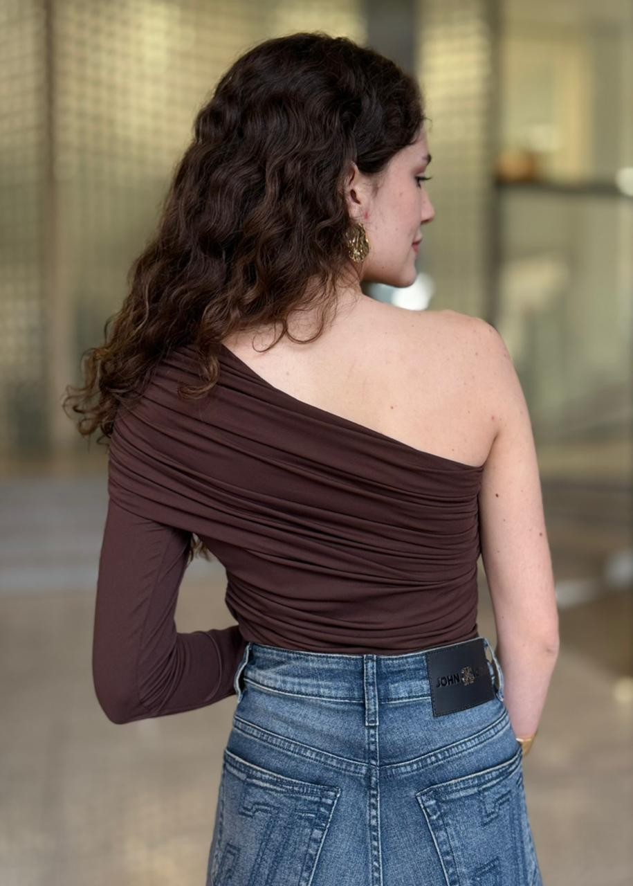 BLUSA JUSTA OMBRO SÓ MARROM NOBUCK FORUM BLUSA JUSTA OMBRO SÓ MARROM NOBUCK FORUM