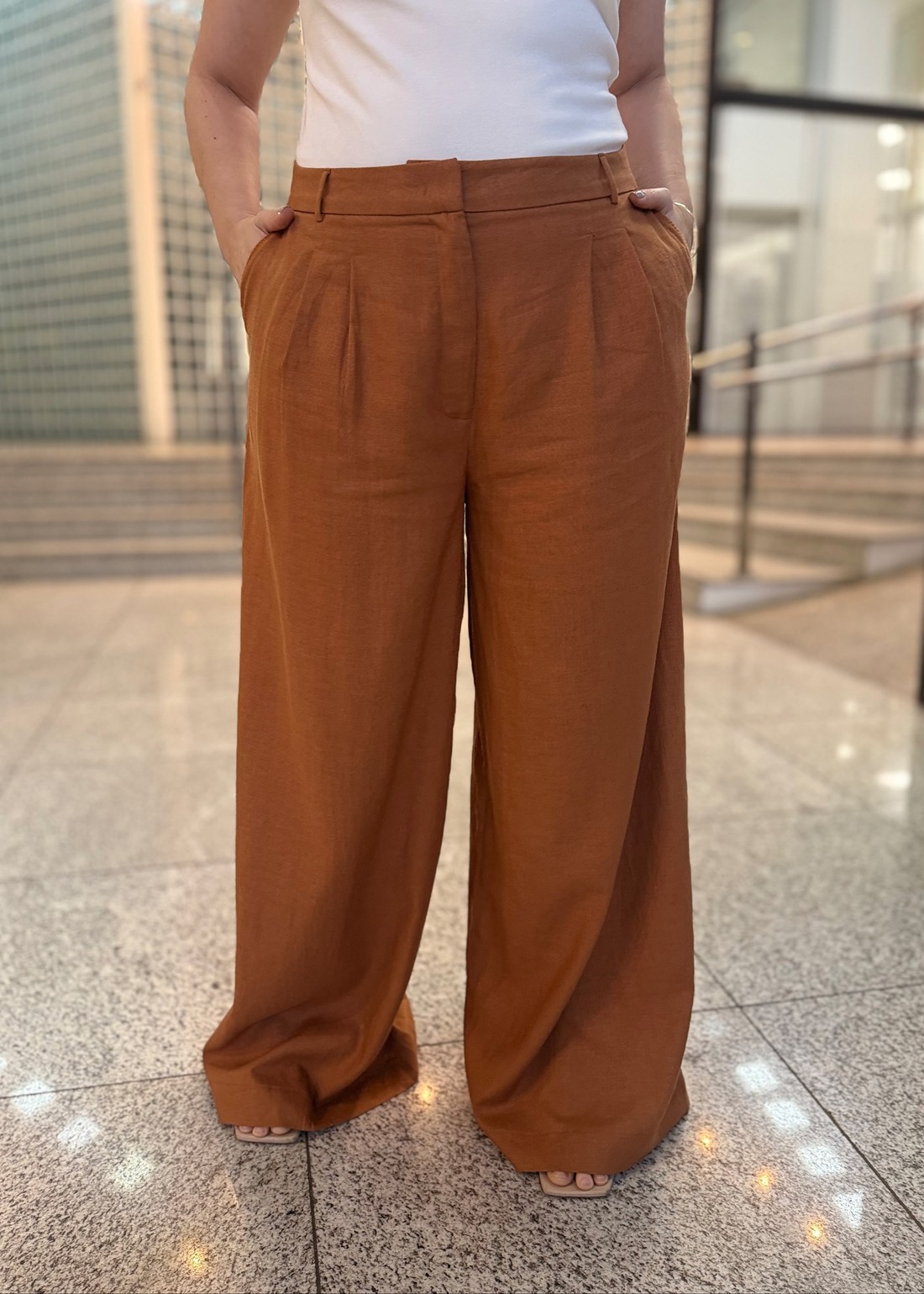 CALCA CINTURA ALTA PANTALONA COM LINHO TERRACOTA LANÇA PERFUME CALCA CINTURA ALTA PANTALONA COM LINHO TERRACOTA LANÇA PERFUME