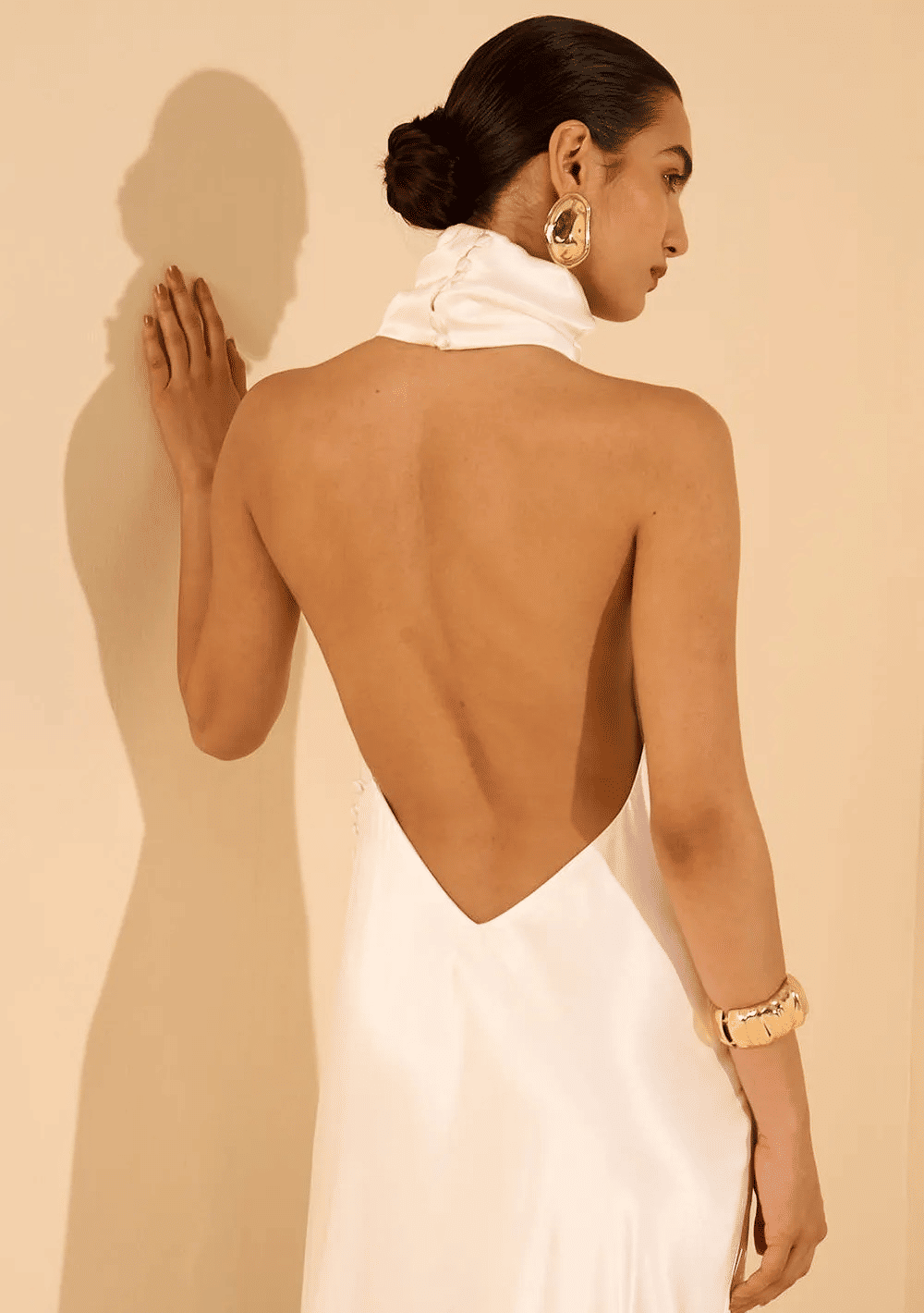 VESTIDO AJUSTADO GOLA ALTA SEM MANGA LONGO OFF WHITE MORENA ROSA