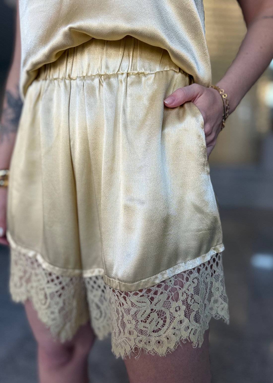 SHORT COM RENDA ACETINADO LANÇA PERFUME SHORT COM RENDA ACETINADO LANÇA PERFUME