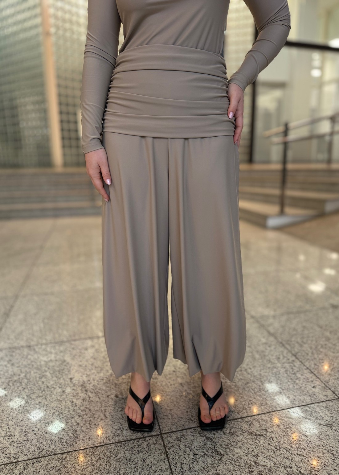 CALÇA ALADIM DE MALHA BEGE LANÇA PERFUME CALÇA ALADIM DE MALHA BEGE LANÇA PERFUME
