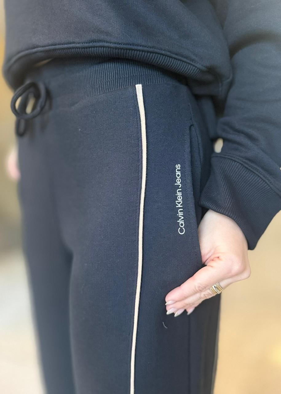 CALCA DETALHE FRISO PRETO CALVIN KLEIN CALCA DETALHE FRISO PRETO CALVIN KLEIN