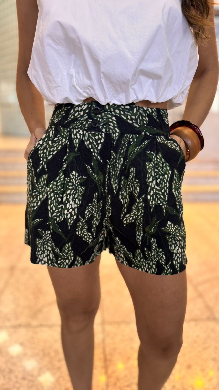 SHORTS ALFAIATARIA BOLSO FACA MORENA ROSA SHORTS ALFAIATARIA BOLSO FACA MORENA ROSA