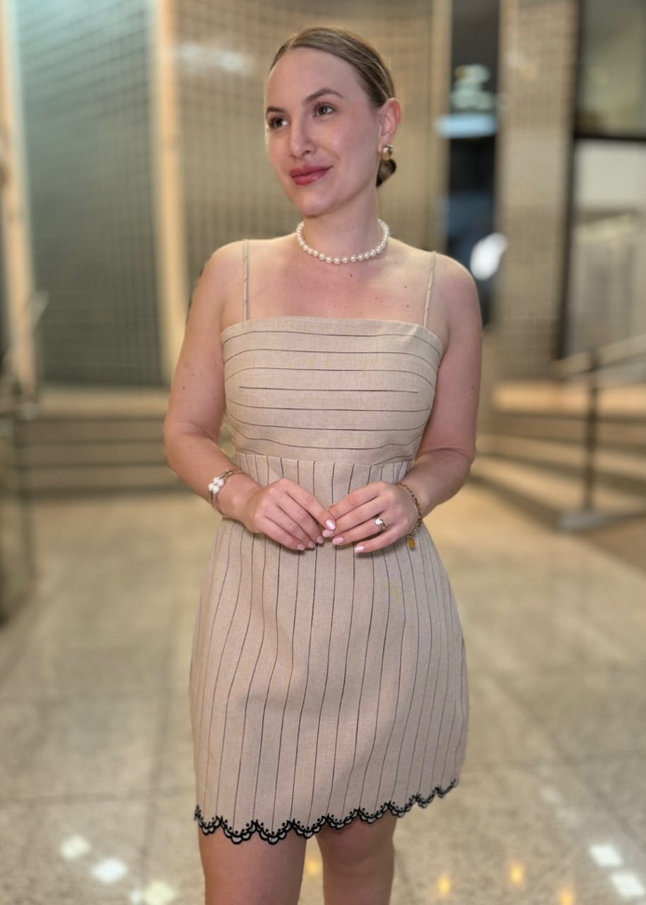VESTIDO AJUSTADO DECOTE RETO COM ALCA CURTO KHAKI MORENA ROSA VESTIDO AJUSTADO DECOTE RETO COM ALCA CURTO KHAKI MORENA ROSA