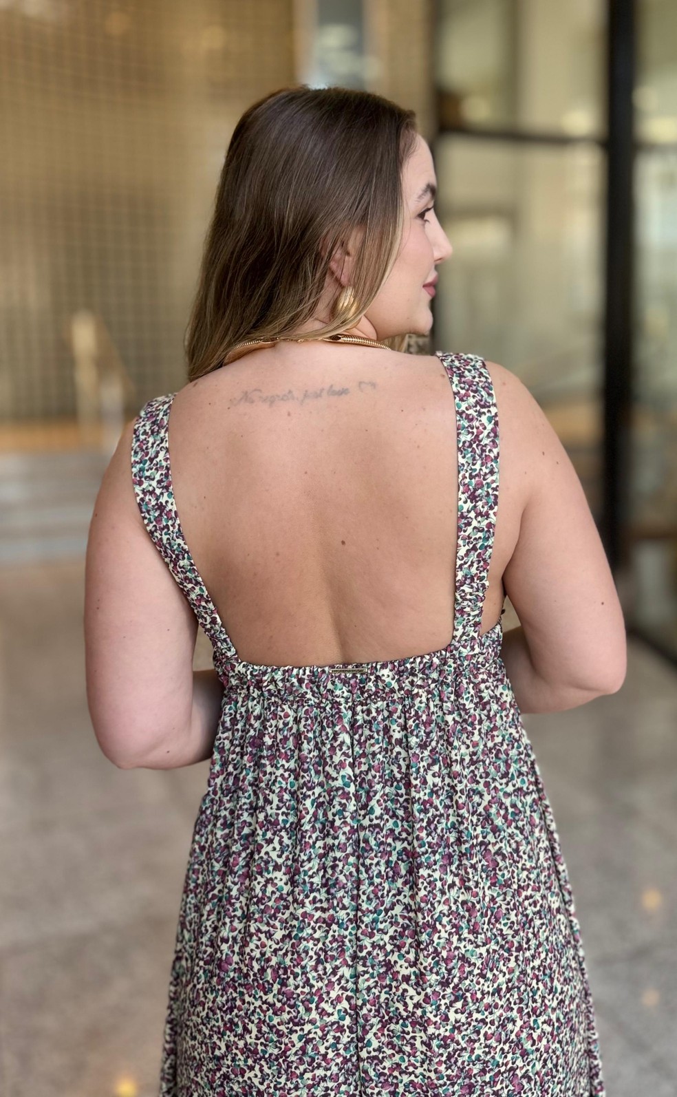 VESTIDO SOLTO DECOTE V COM ALCA MIDI MORENA ROSA VESTIDO SOLTO DECOTE V COM ALCA MIDI MORENA ROSA