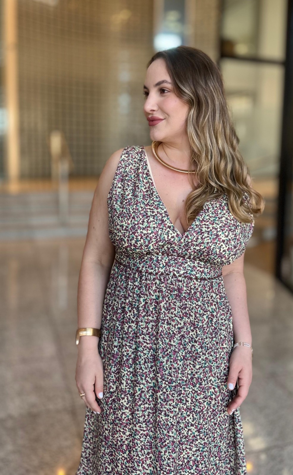 VESTIDO SOLTO DECOTE V COM ALCA MIDI MORENA ROSA VESTIDO SOLTO DECOTE V COM ALCA MIDI MORENA ROSA