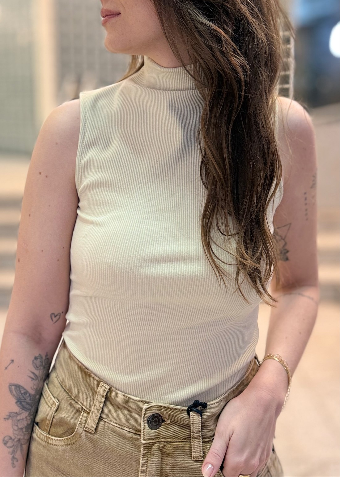 BLUSA CANELADA SEM MANGA COM GOLA LANÇA PERFUME BLUSA CANELADA SEM MANGA COM GOLA LANÇA PERFUME