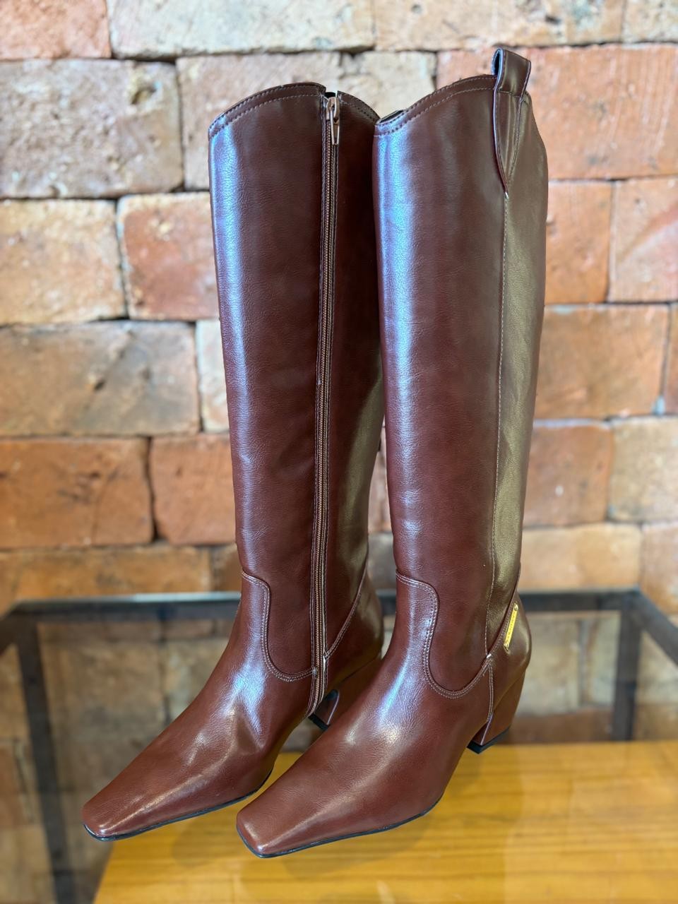 BOTA WESTERN CANO LONGO SALTO BLOCO MARROM LANÇA PERFUME BOTA WESTERN CANO LONGO SALTO BLOCO MARROM LANÇA PERFUME