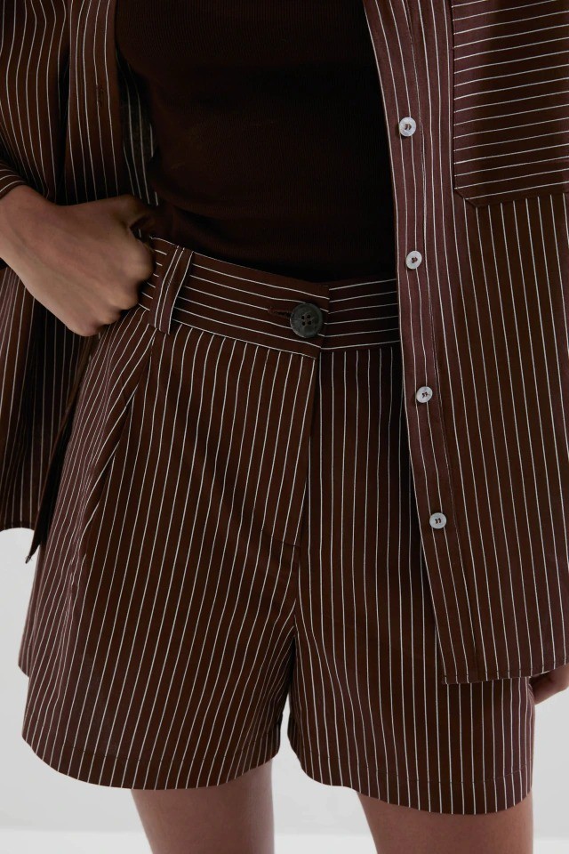 SHORTS MARGO LISTRAS MARROM