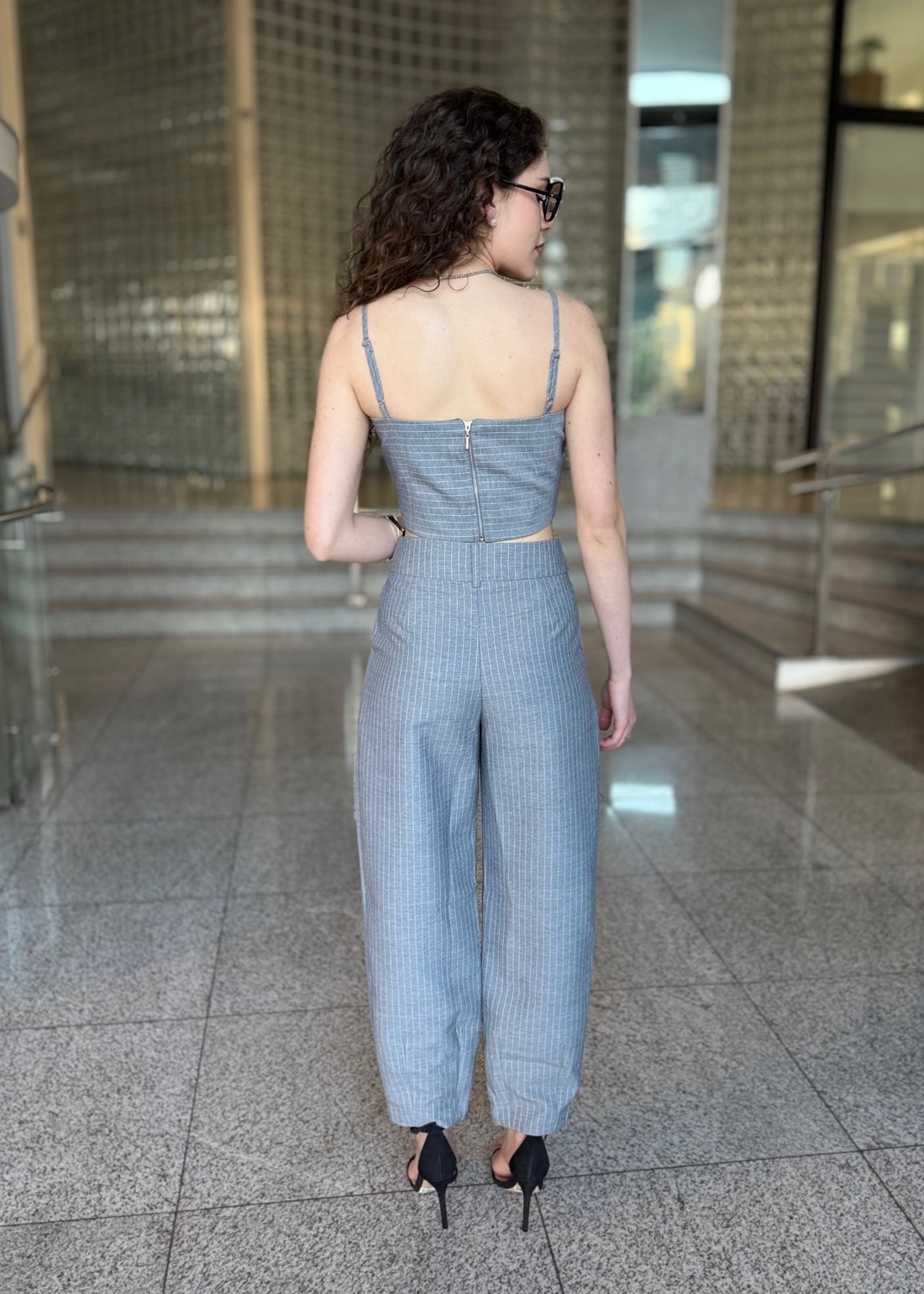 CONJUNTO COM TRÊS PEÇAS CINZA CONJUNTO COM TRÊS PEÇAS CINZA