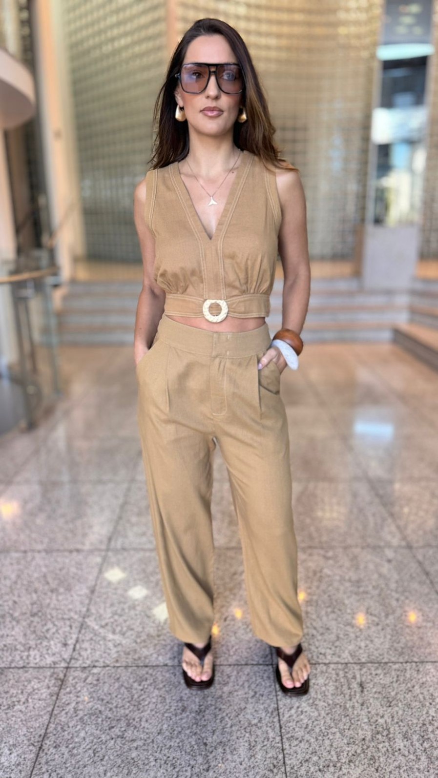 CALCA ALFAIATARIA COS ALTO DETALHE BARRA MORENA ROSA CALCA ALFAIATARIA COS ALTO DETALHE BARRA MORENA ROSA