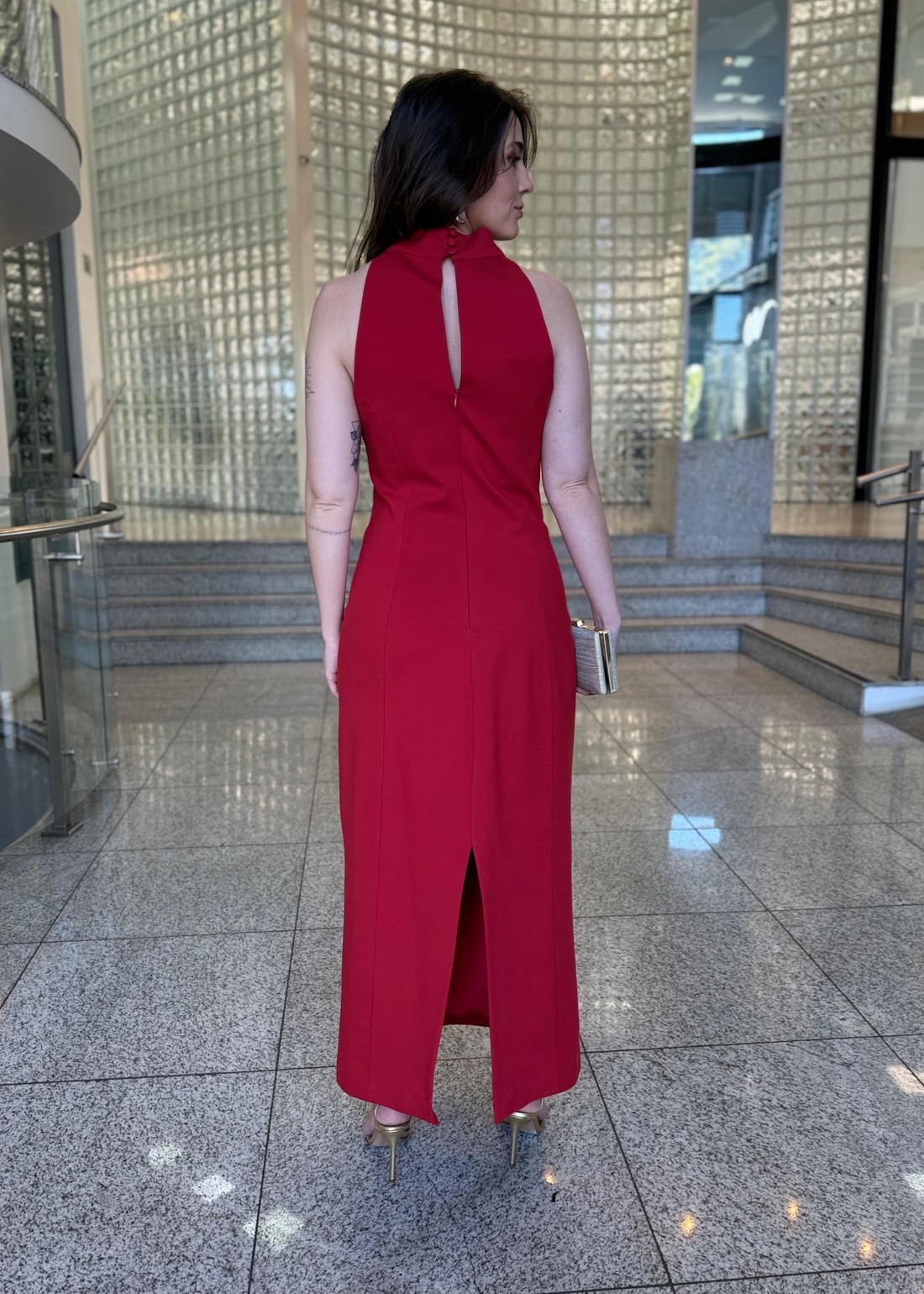VETIDO LONGO SOLTO GOLA ALTA VERMELHO MORWNA ROSA VETIDO LONGO SOLTO GOLA ALTA VERMELHO MORWNA ROSA